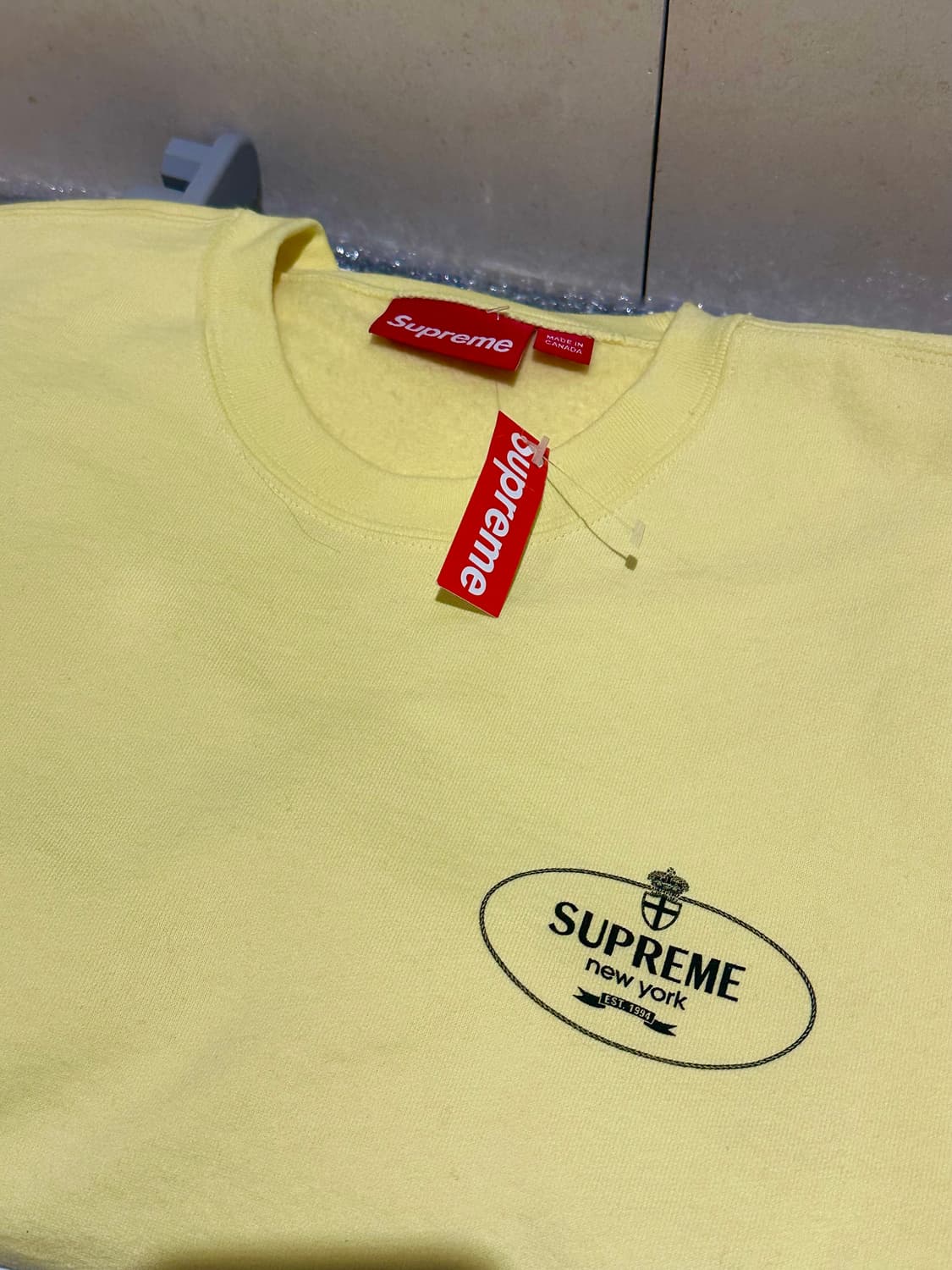 24FW 슈프림 크레스트 크루넥 맨투맨 라이트 옐로우 상품이미지3