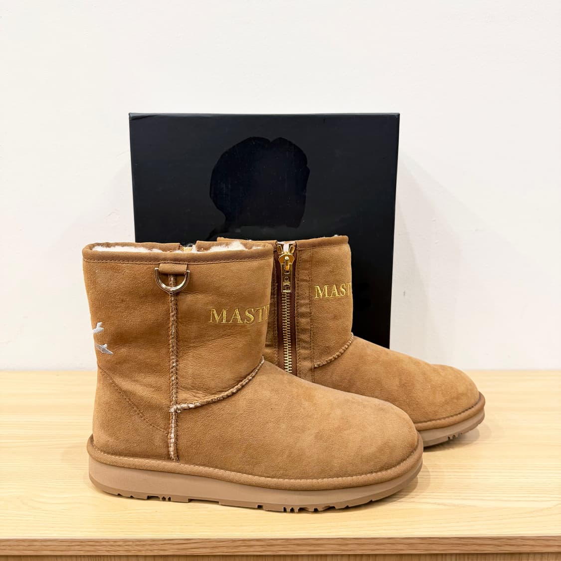 마스터 마인드 X 어그 클래식 부츠 스컬 자수 사이드 지퍼 디테일 베이지 상품이미지1