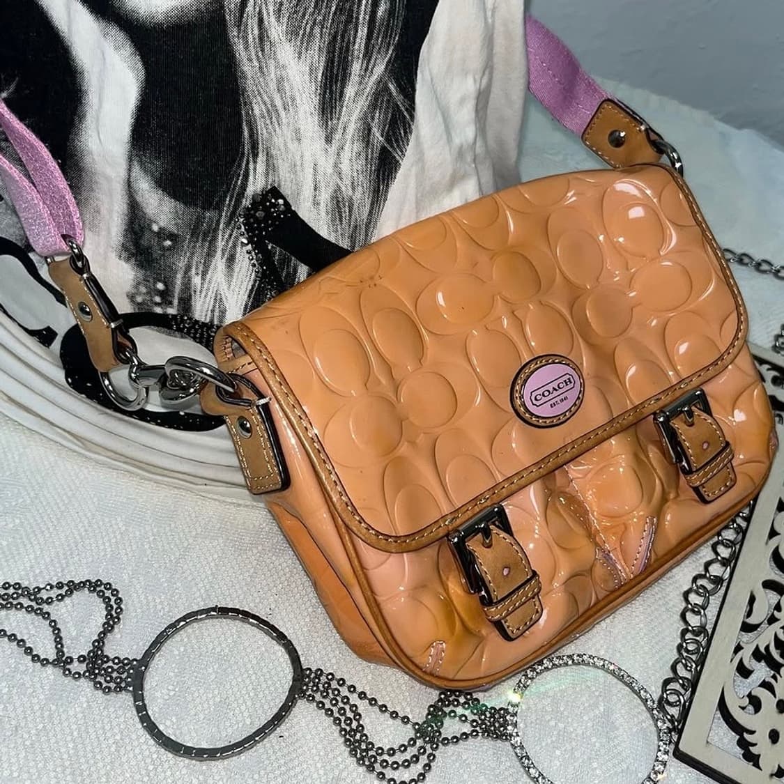 Coach 글로시 미니 크로스백 상품이미지1