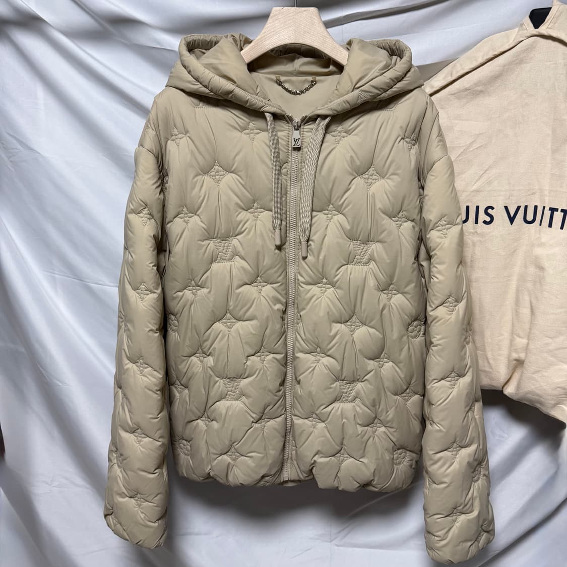 [S+급/48] 24FW 루이비통 모노그램 퀄티드 후드 패딩 자켓 베이지 상품이미지1