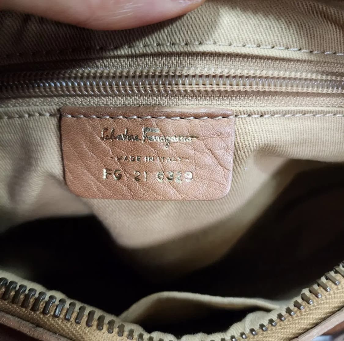 페라가모 레더 숄더백 상품이미지10