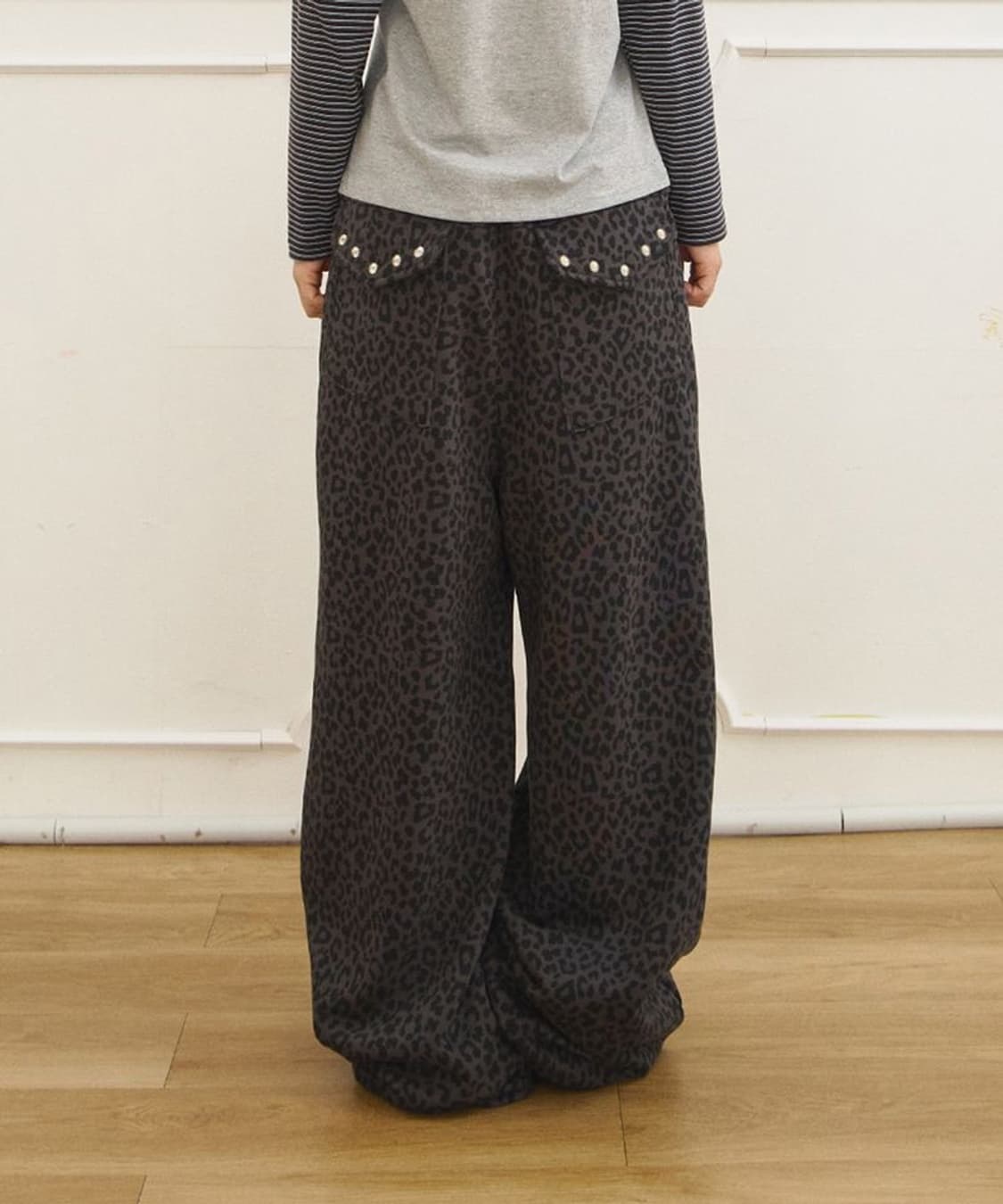 주영X탄산 스터드 스웻 팬츠 (레오파드 차콜) 상품이미지2