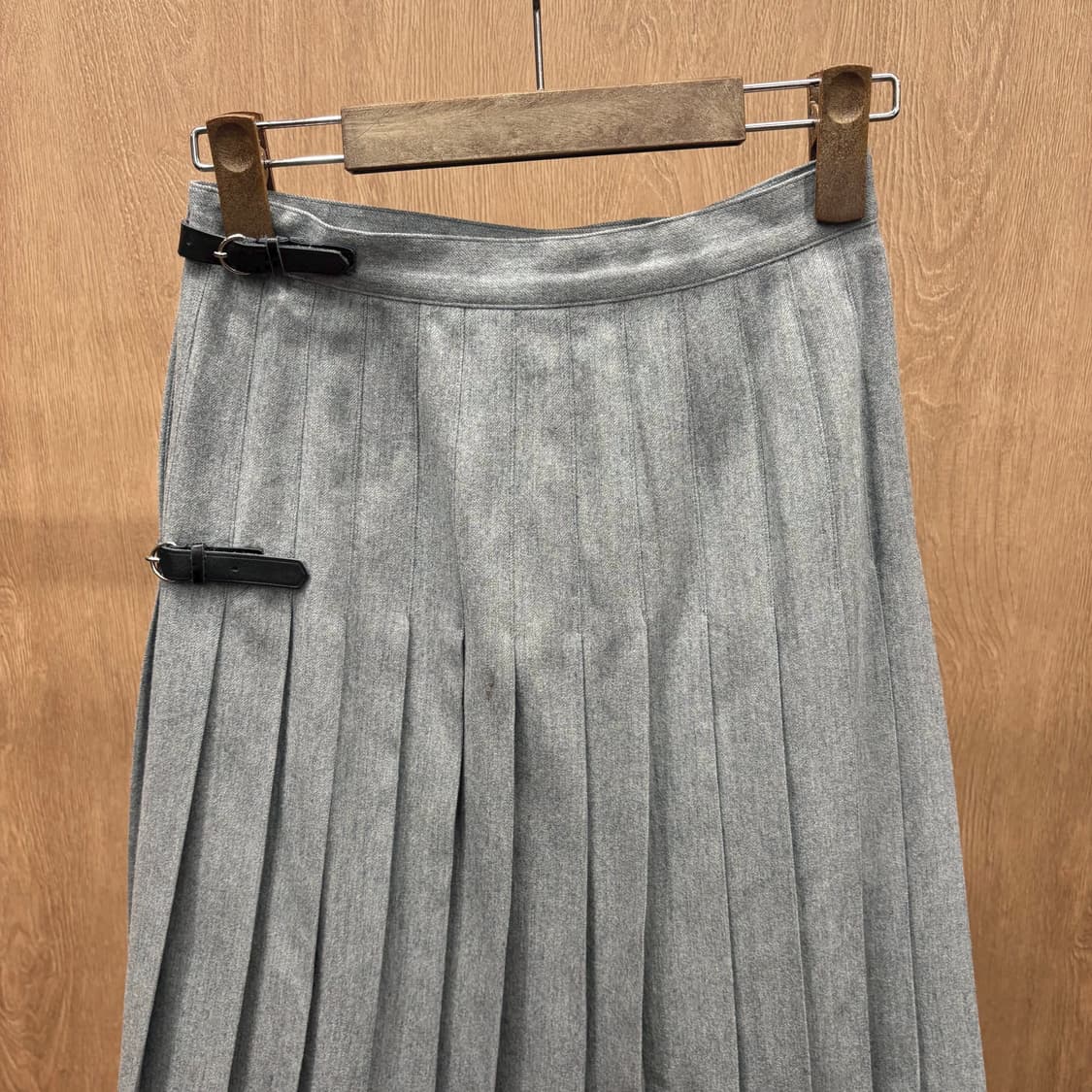 마가렛호웰 미디 스커트 박스 플리츠 웨이스트 밴드 버클 디테일 그레이 상품이미지4