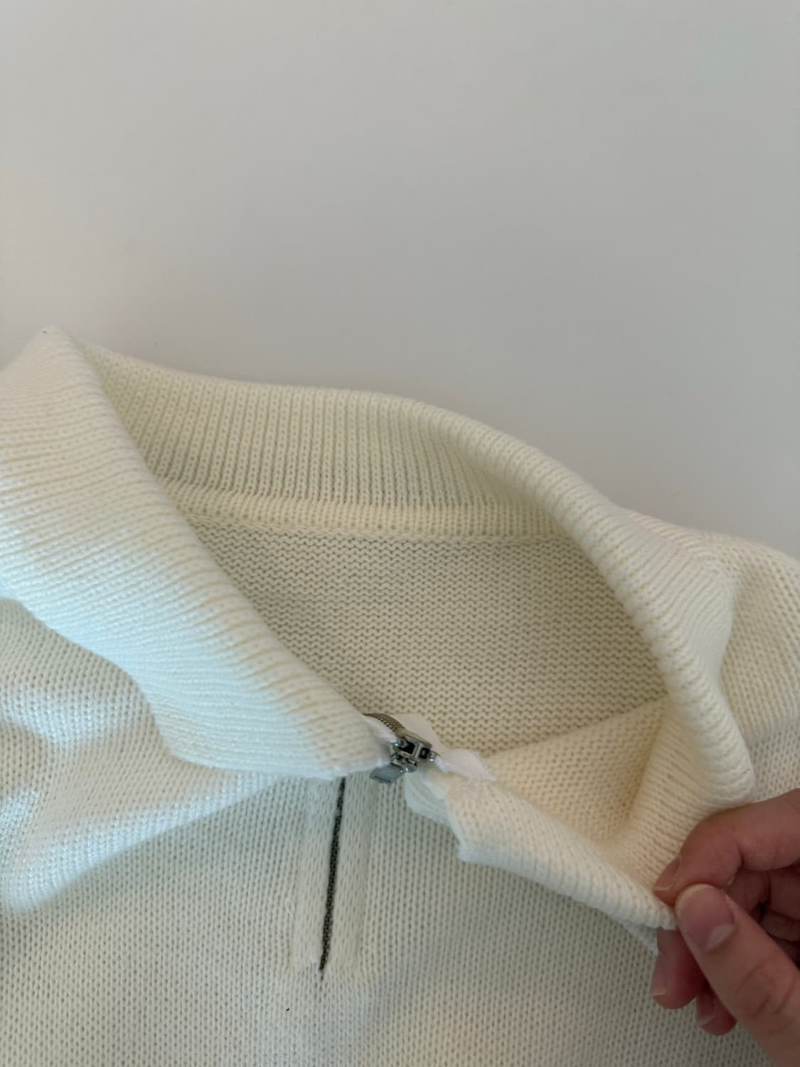 아이보리 반집업 니트  상품이미지3