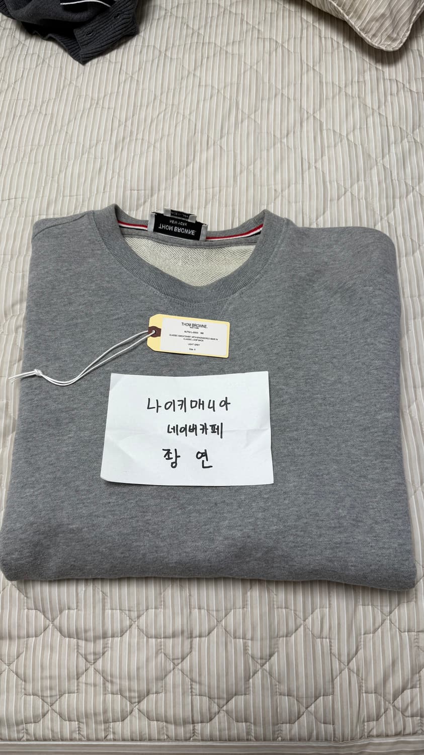 [6] 톰브라운 사선완장 맨투맨 그레이 상품이미지1