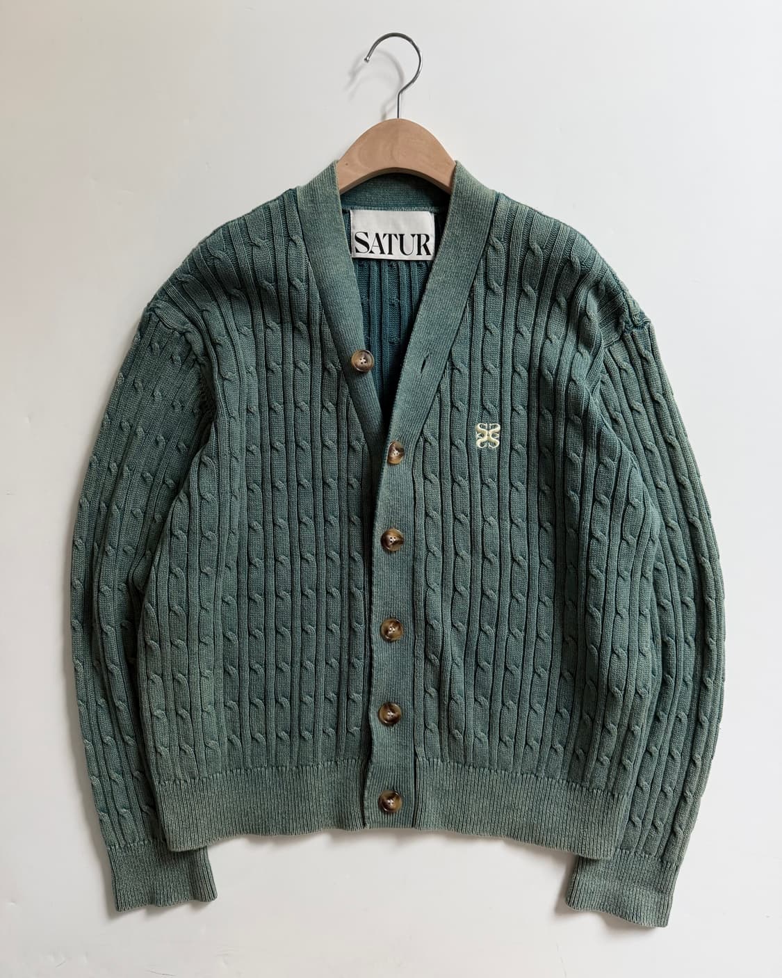 Satur 세터 딥 그린 로고 케이블 가디건 상품이미지1