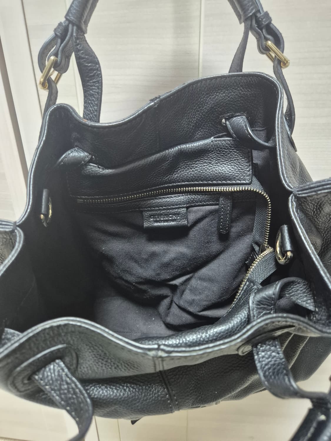 (정품) 지방시 블랙 레더 토트백 천연가죽 블랙 상품이미지5