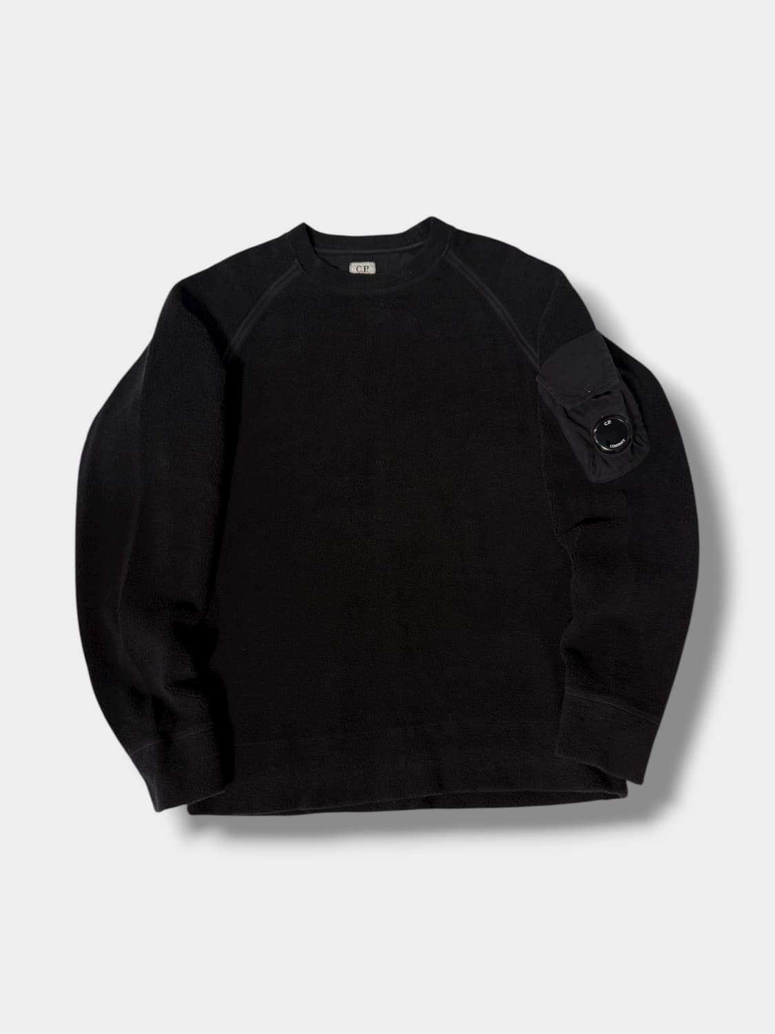 CP컴퍼니 루즈핏 렌즈와펜 블랙 폴라 플리스 맨투맨 상품이미지1