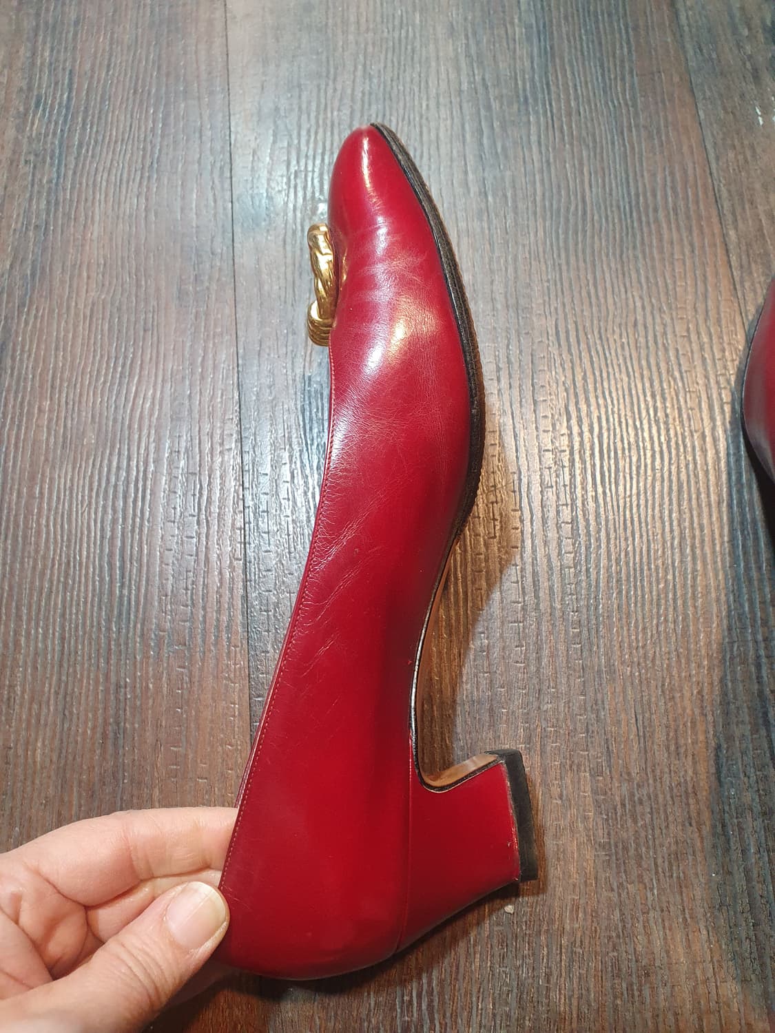 페라가모 레드 금장 펌프스 여성 구두 상품이미지2