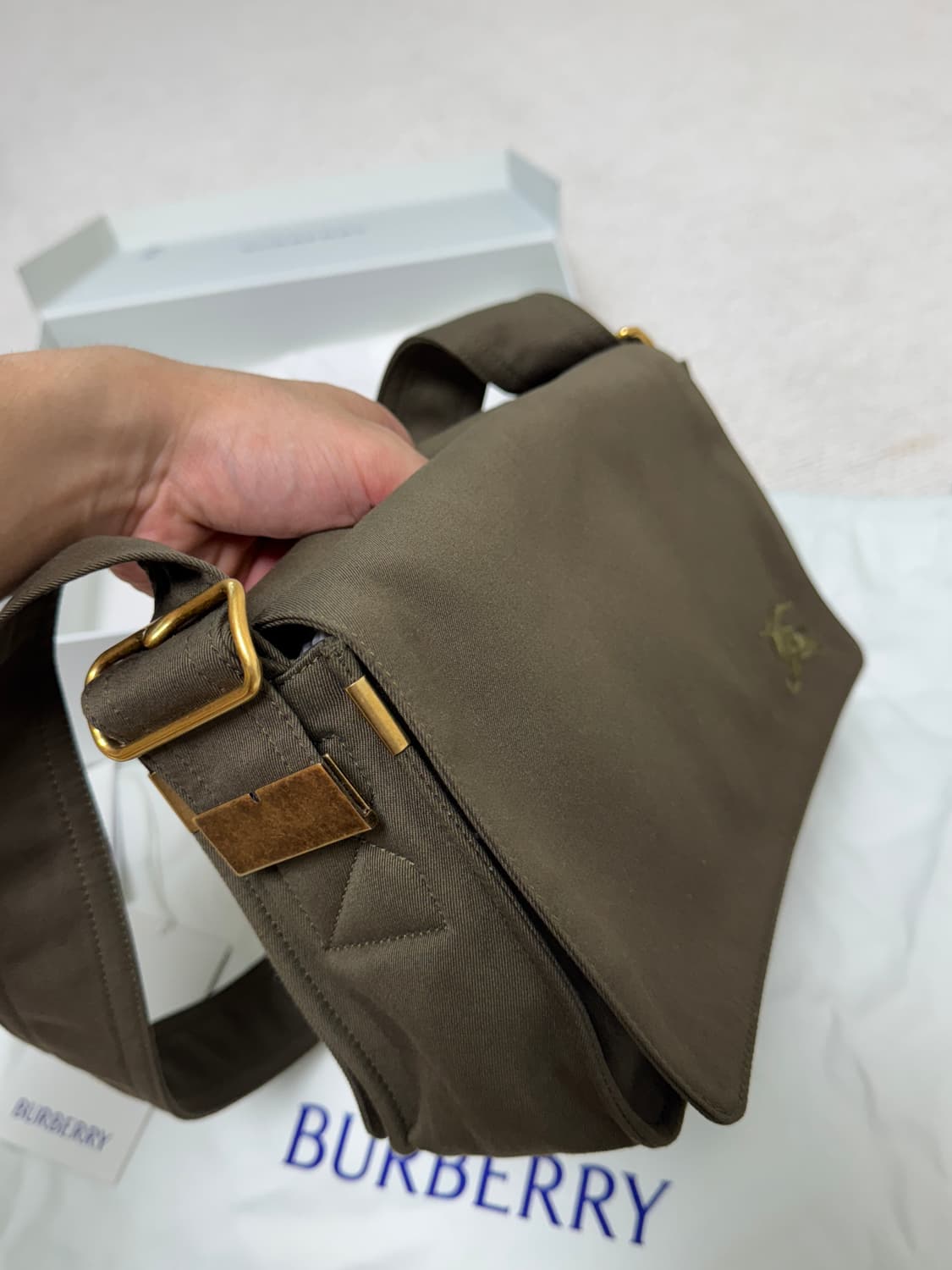 버버리 트렌치 크로스바디백 올리브(새상품) 상품이미지6