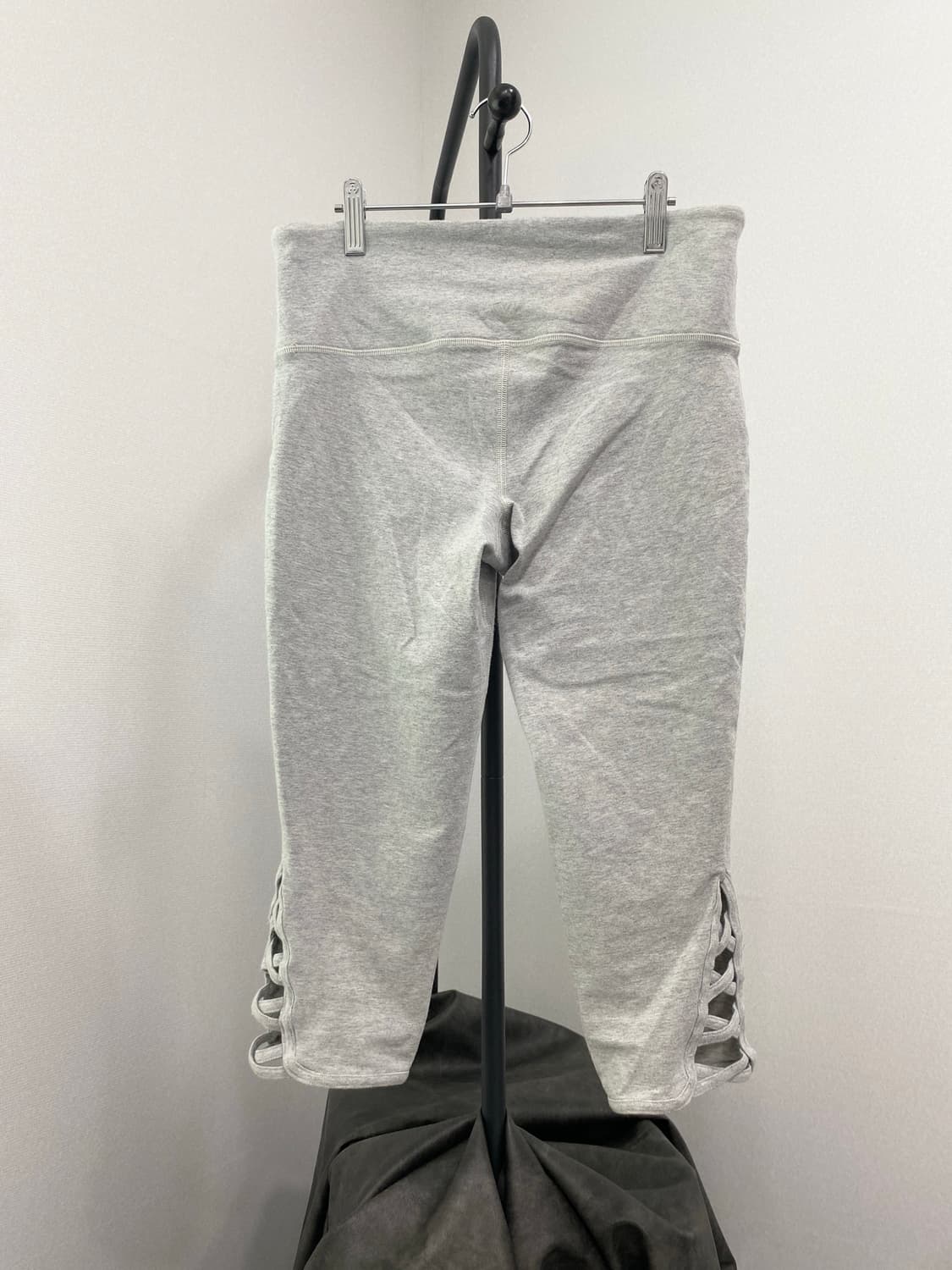 Criss Cross Lattice Capri Leggings 상품이미지3