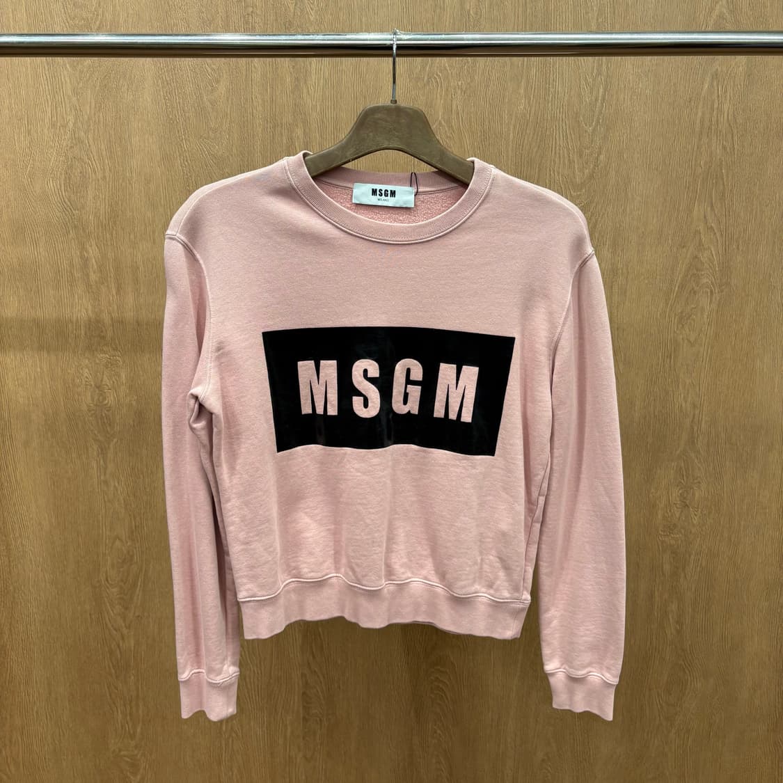 MSGM 라운드넥 긴팔 크롭 맨투맨 빅 로고 박스 프린팅 디테일 핑크 상품이미지2