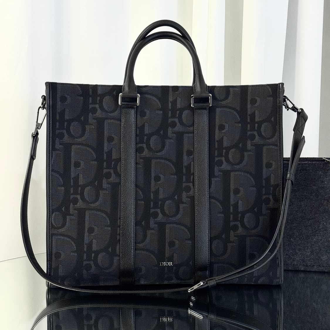 [신품급] 25FW 디올 이스트 웨스트 토트백 맥시 블랙 상품이미지2