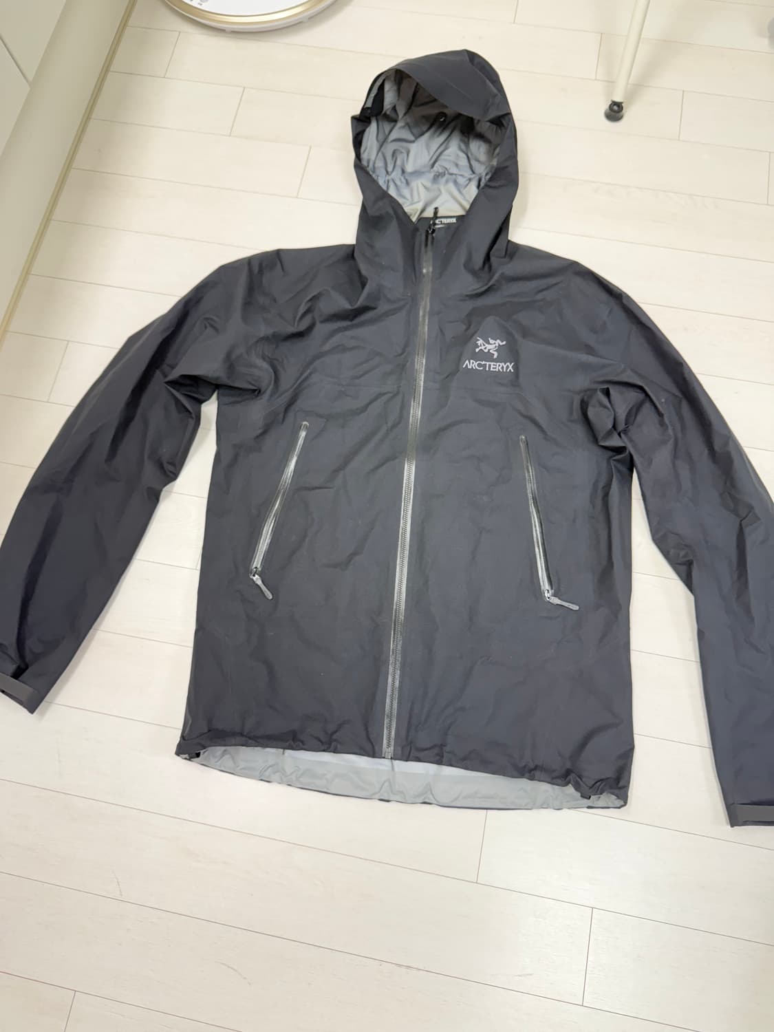 아크테릭스 베타 M 사이즈 자수 로고 버전 판매합니다  새상품 크림가 1 상품이미지1