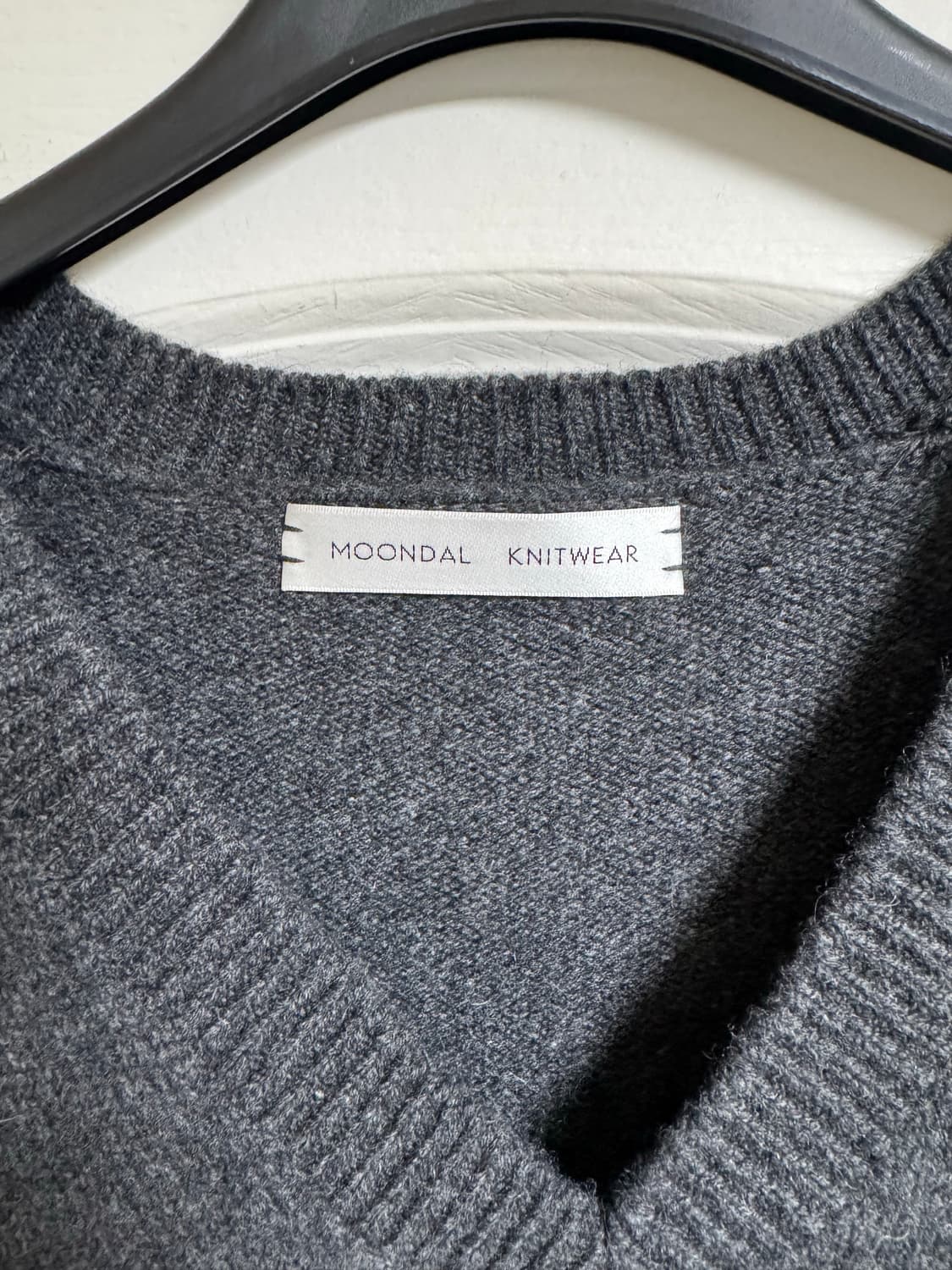 문달 24 Deep V-Neck Knit 브이넥니트 차콜 상품이미지5