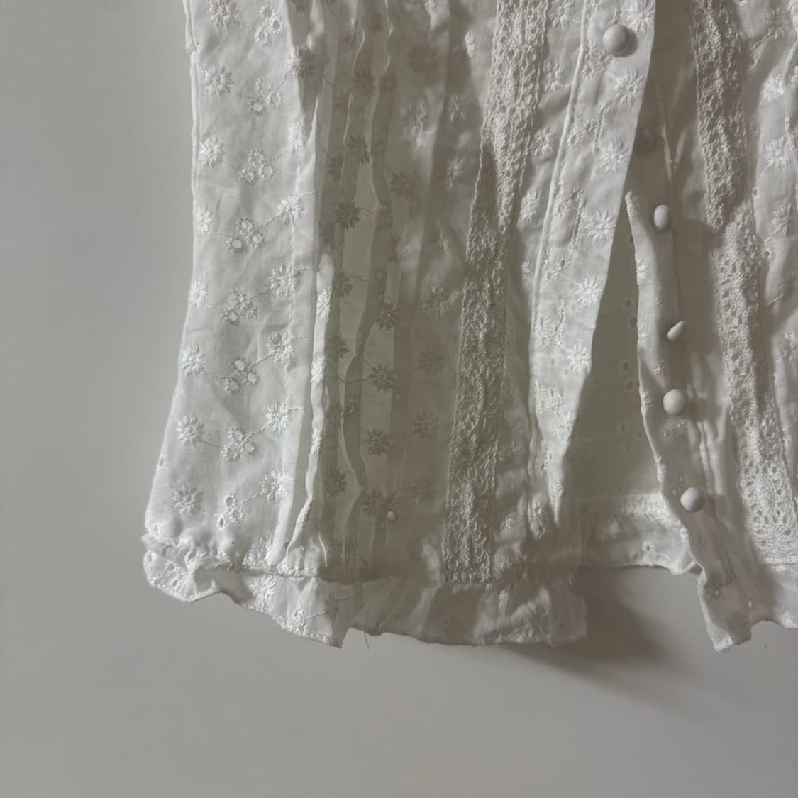 새상품 여자 펀칭 오프숄더 콩단추 블라우스 상품이미지3