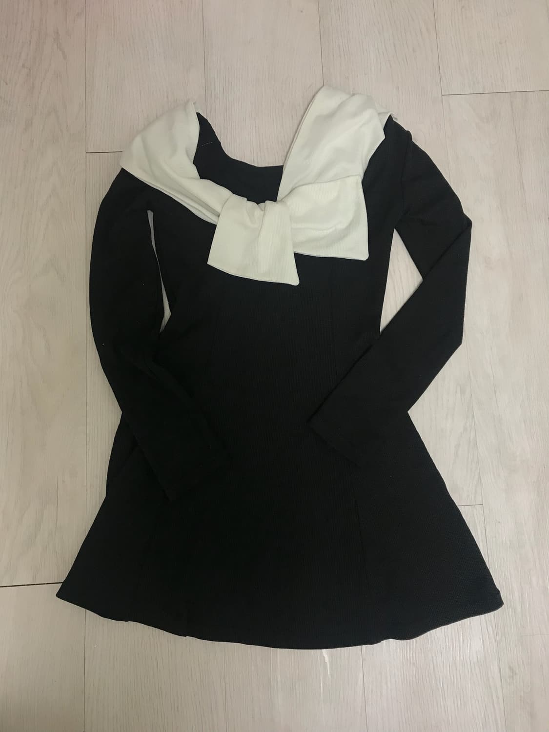 클라따 오프숄더 리본 블랙 미니 원피스 상품이미지3