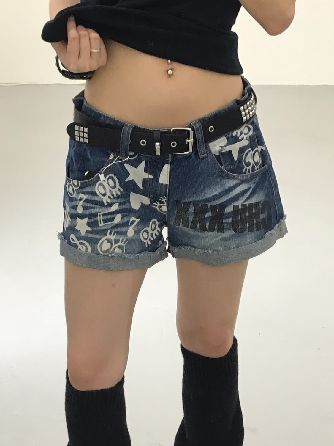 Chu Xxx Kitsch Graphic Denim Shorts 상품이미지4