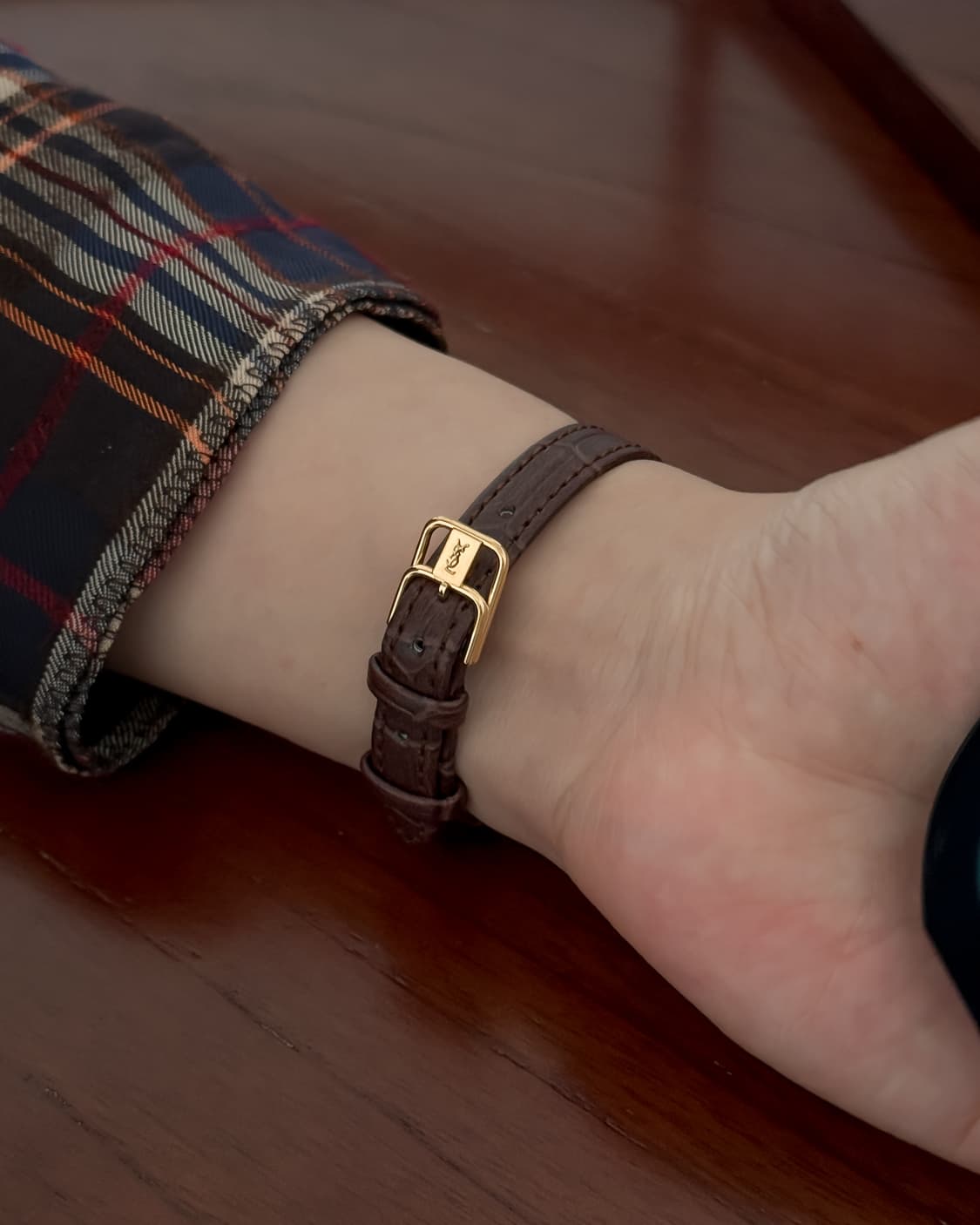 입생로랑 클래식 골드 라운드 레더 시계 상품이미지5