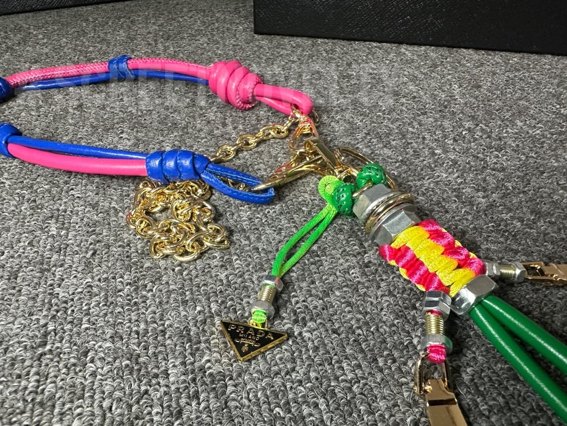 프라다 로봇 백참 블루 상품이미지1