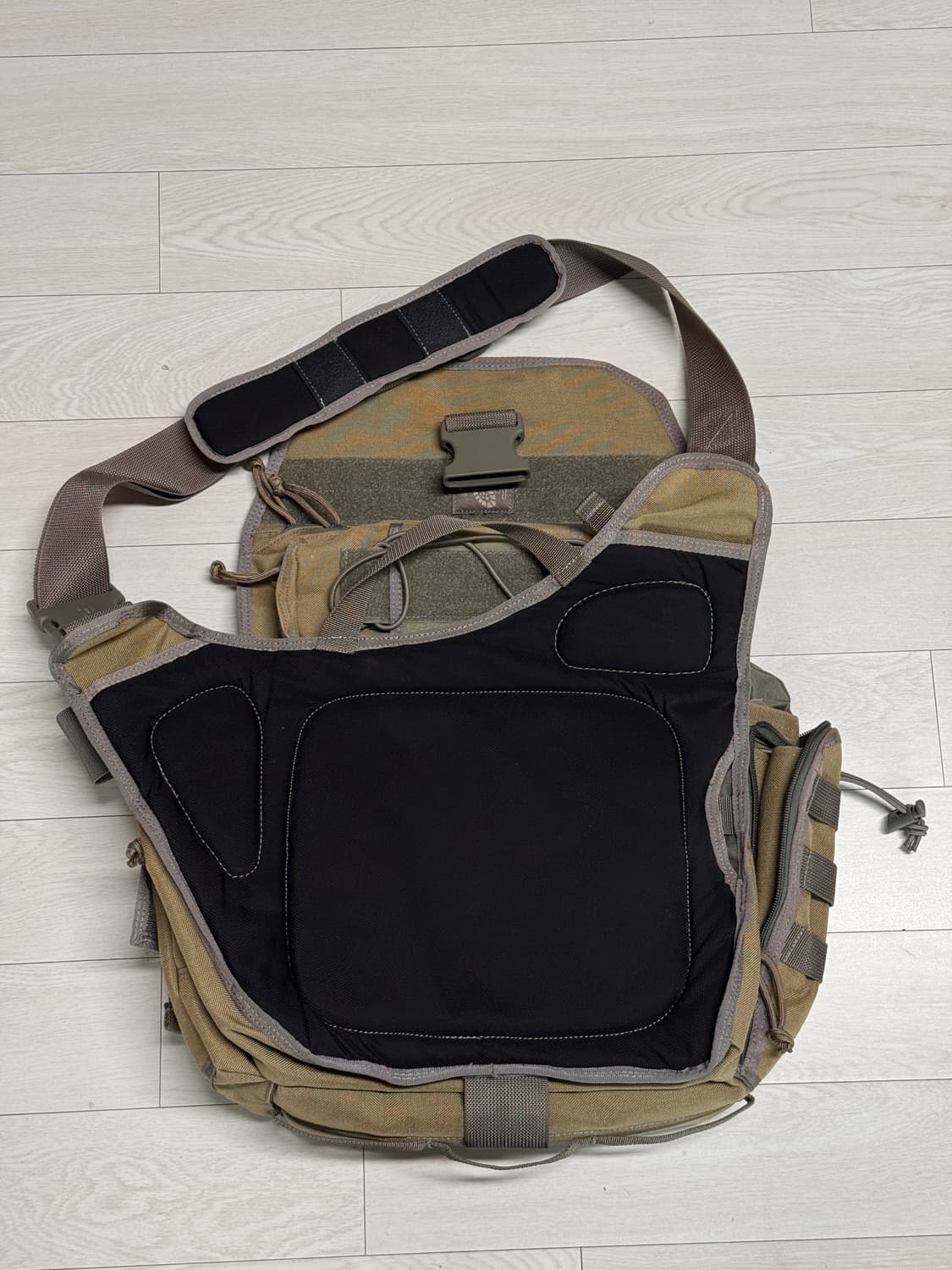 맥포스 로드러너 메신저백 카키 포리지 상품이미지5