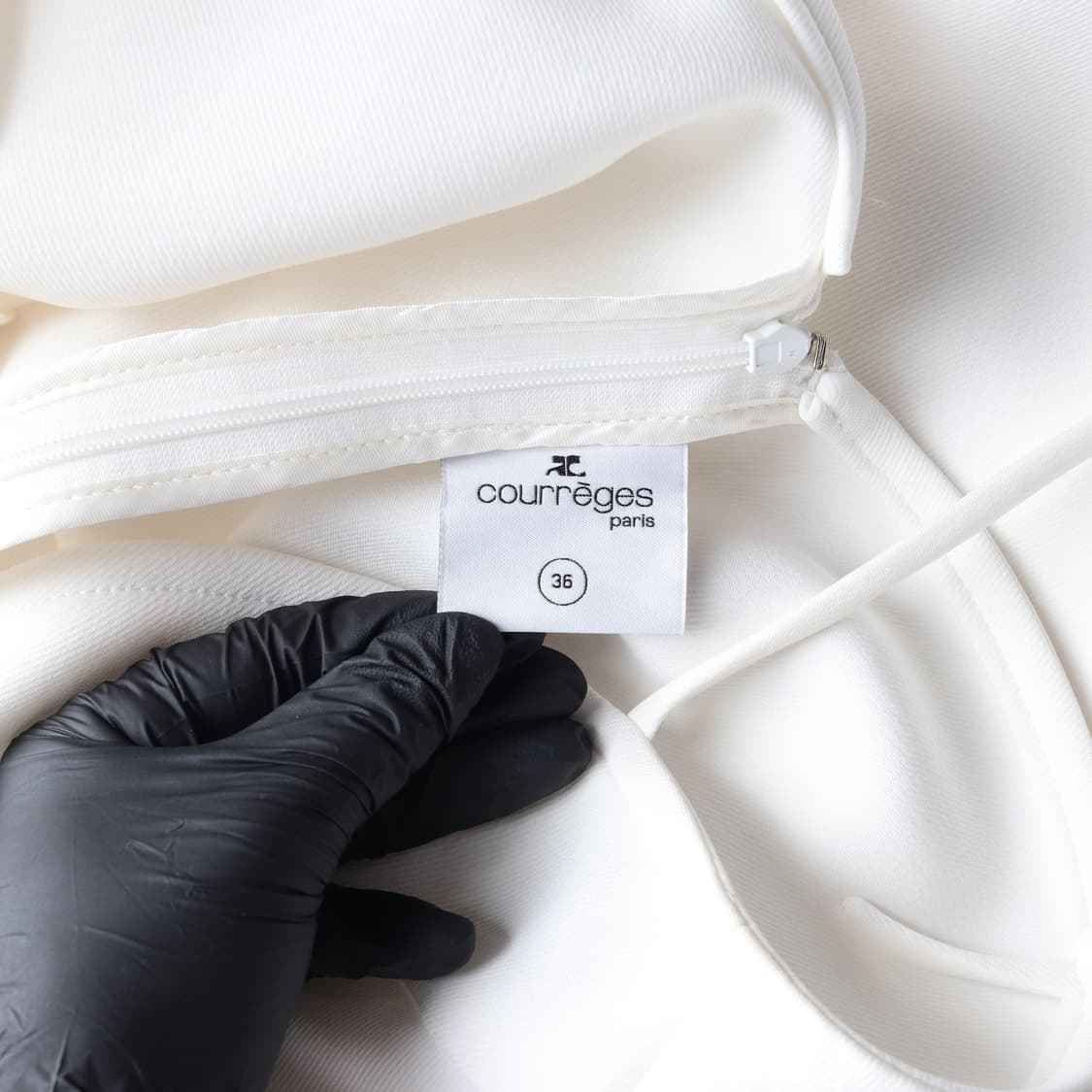 꾸레쥬 23SS 화이트 일립스 버클 스트랩 나시 미니 원피스
 상품이미지6