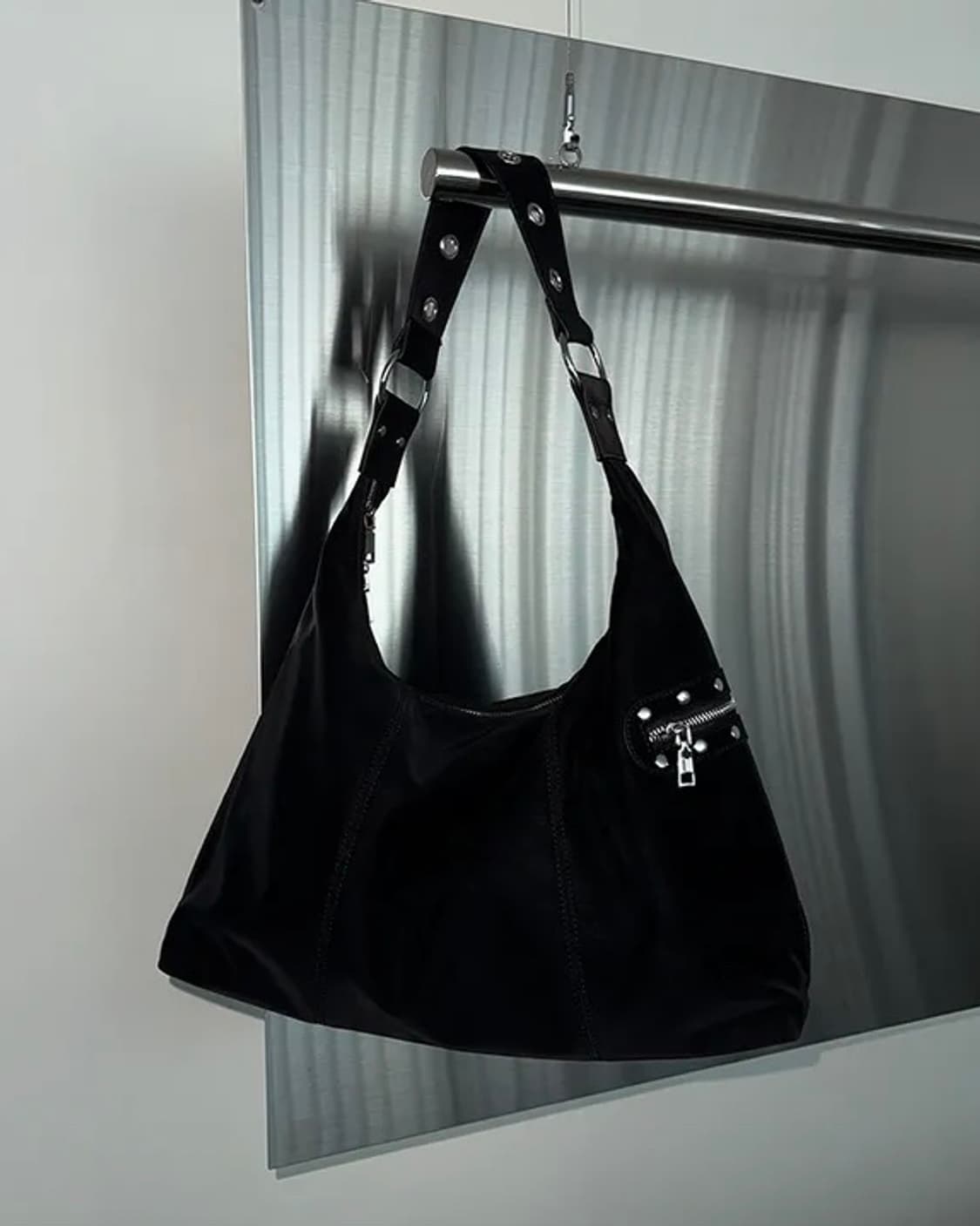 Stud zipper shoulder bag 상품이미지3