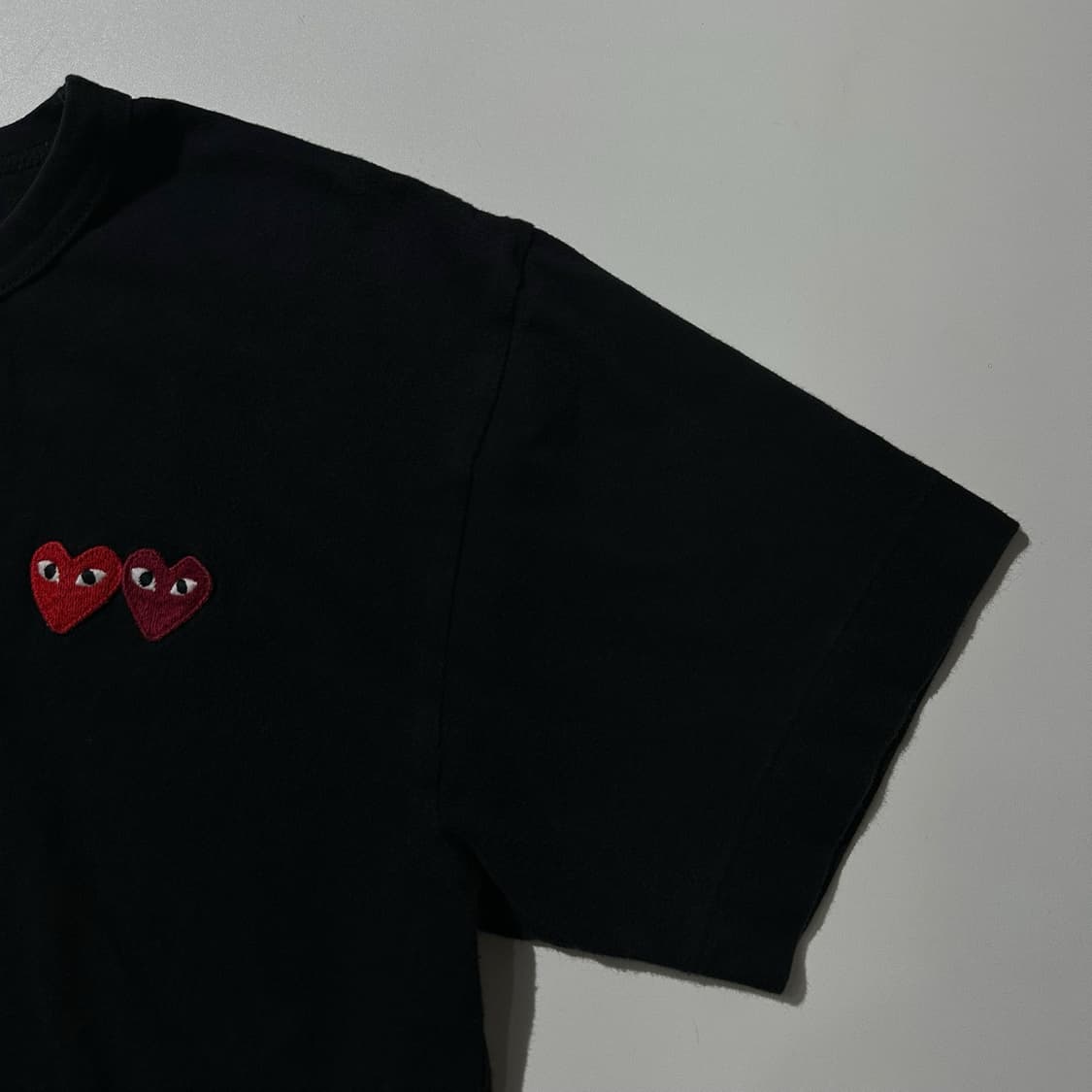 꼼데가르송 플레이 더블 하트 와펜 반팔 티셔츠 블랙 상품이미지5