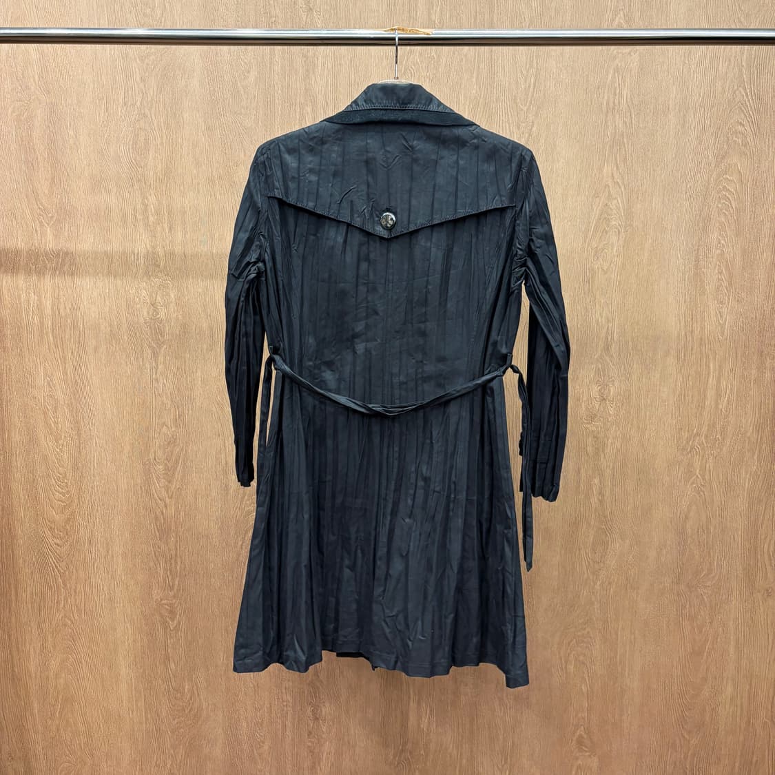 스피치오 싱글 코트 세로 플리츠 텍스처 허리 스트랩 백 요크 디테일 블랙 상품이미지3