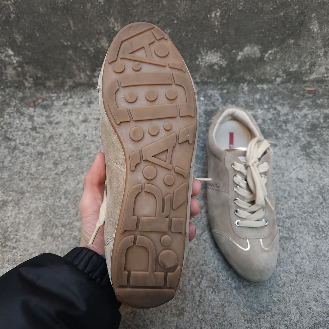 [37] Prada 베이지 누벅 스니커즈 (240) 상품이미지7