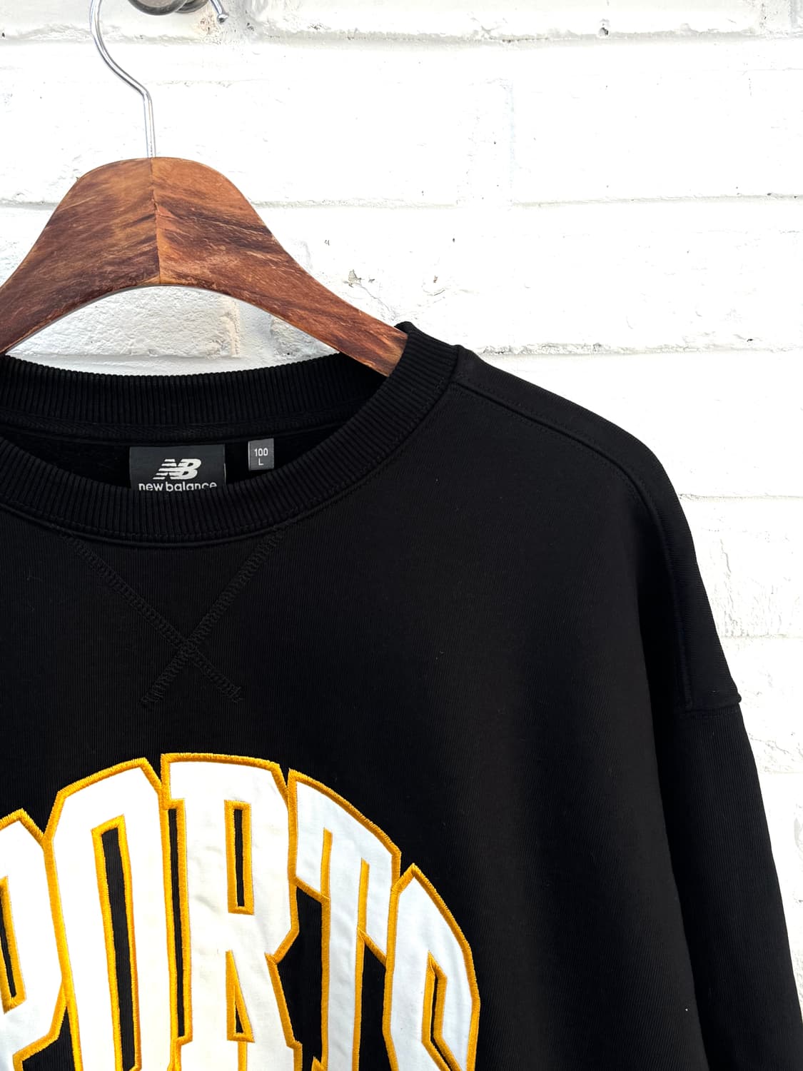 뉴발란스 블랙 스웻셔츠 상품이미지4