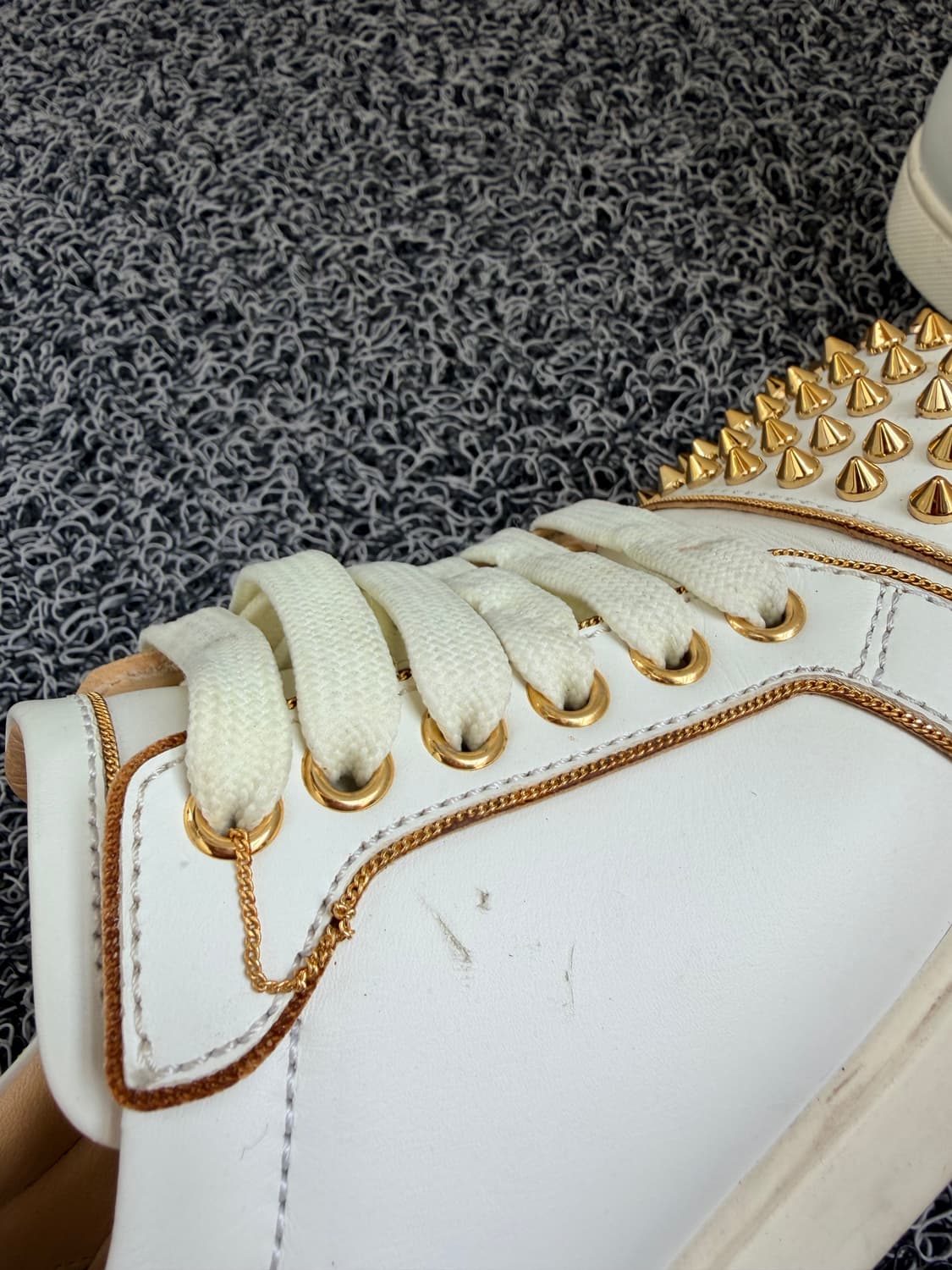 크리스찬 루부탱 루이스 주니어 스파이크 화이트 & 골드 상품이미지6