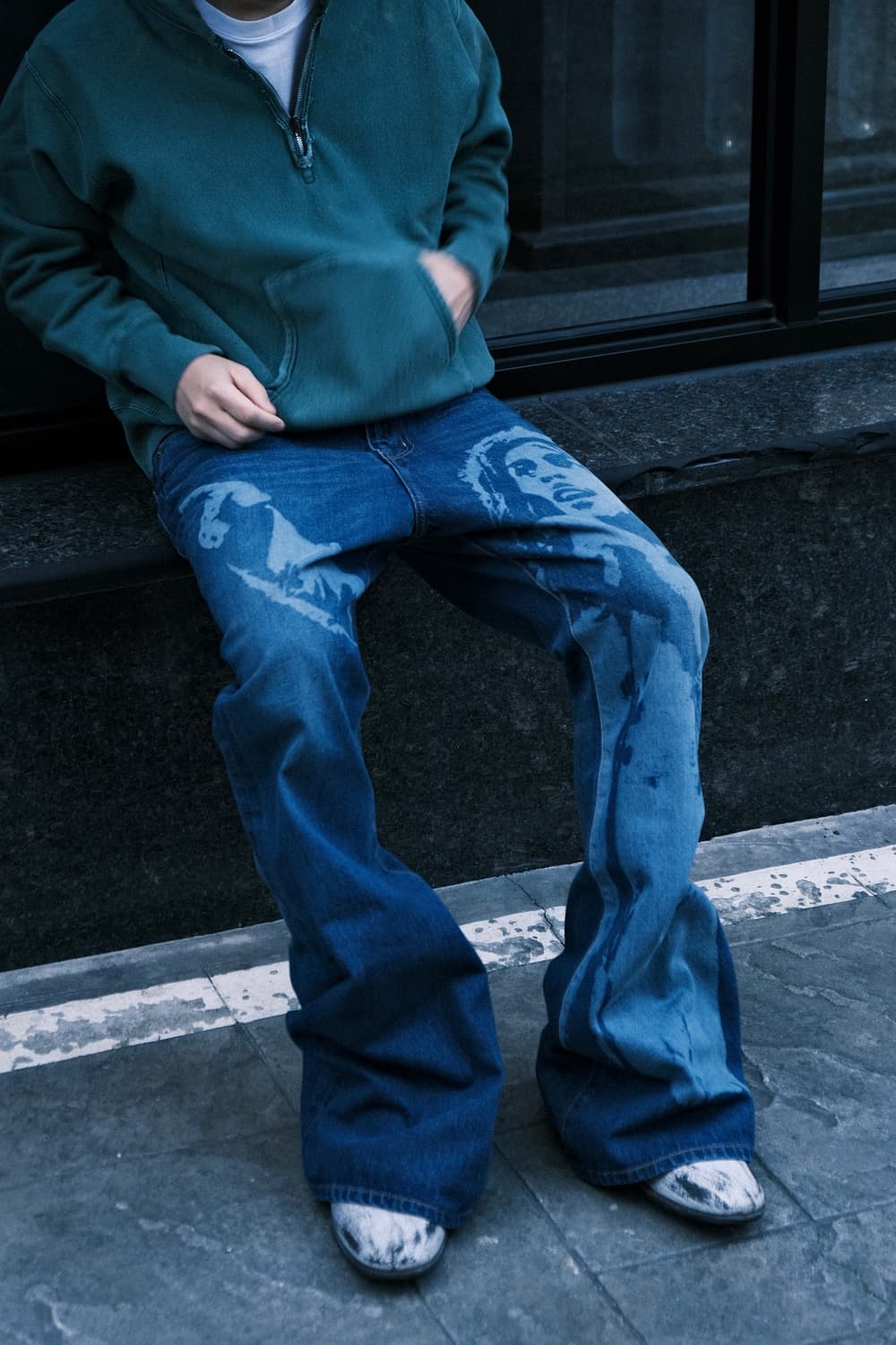 준야와타나베 맨 25SS 밥말리 프린팅 플레어 데님 인디고 상품이미지1