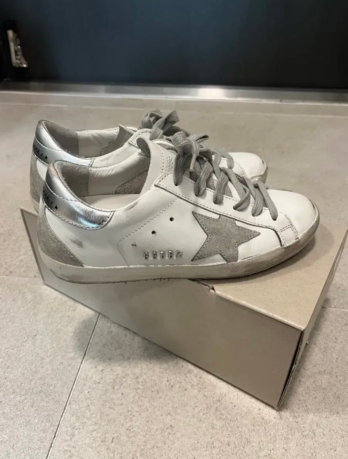 [골든구스] (W) 슈퍼스타 화이트 실버탭 스니커즈 상품이미지3