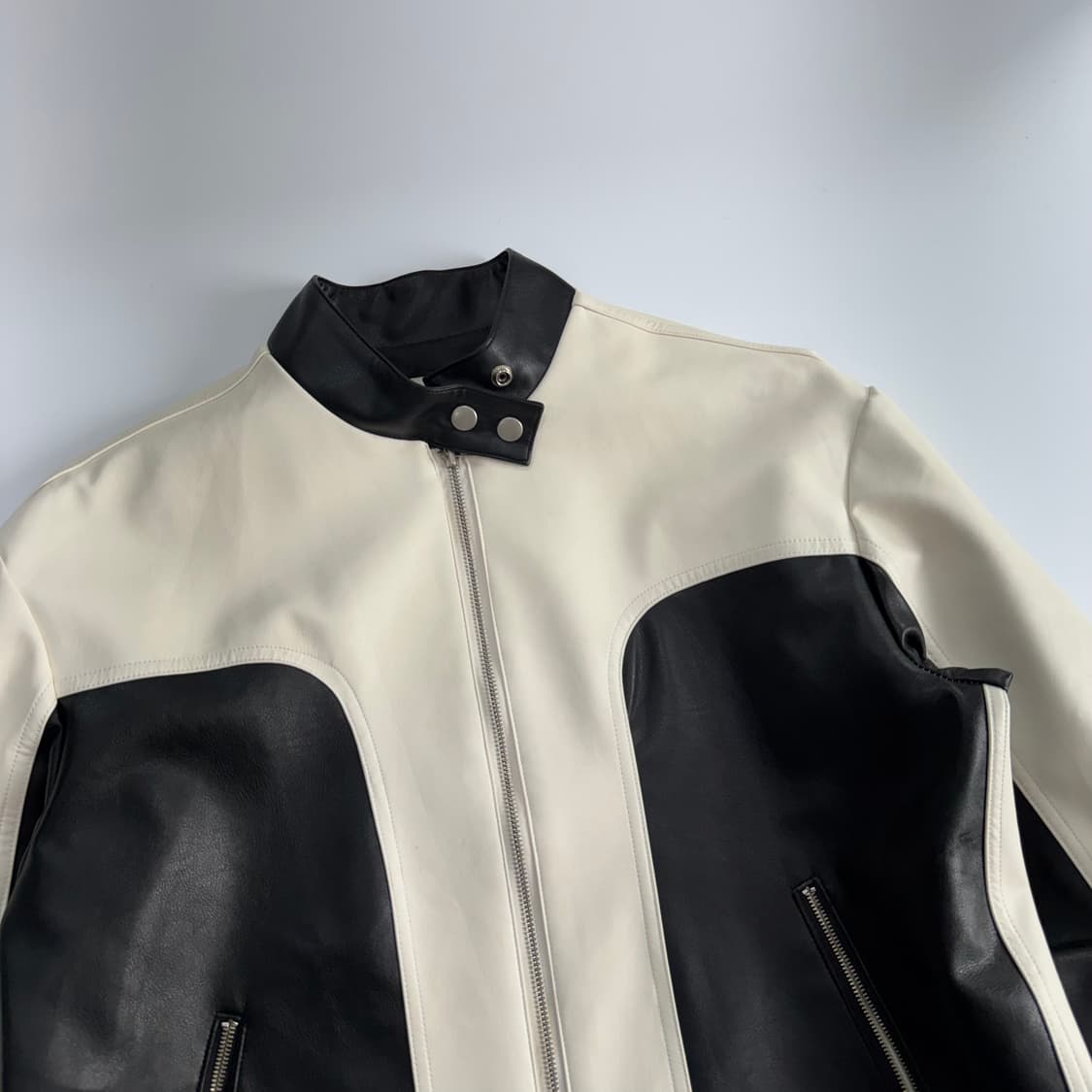 Hender 화이트 블랙 배색 레더 자켓 상품이미지4