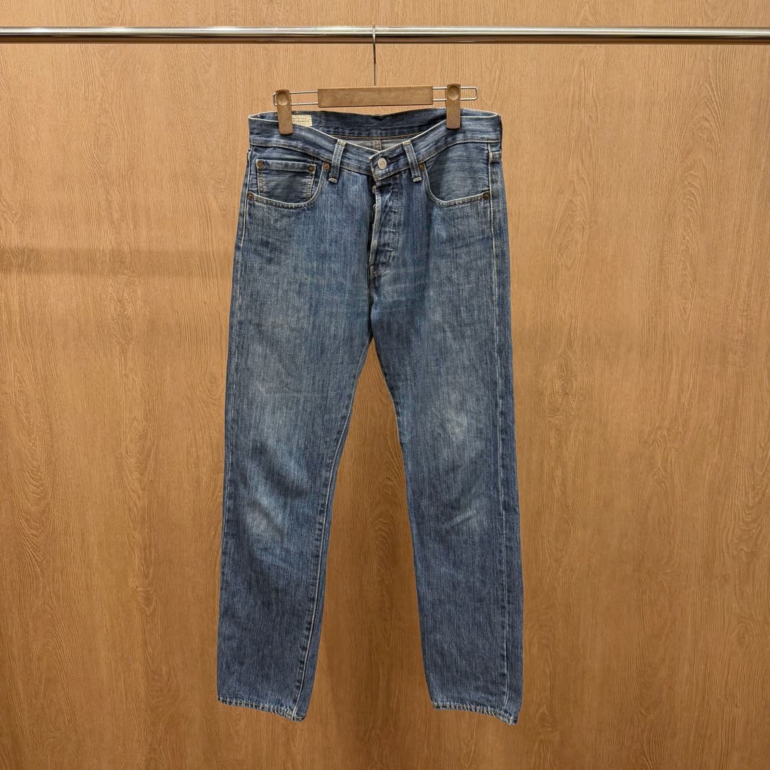 리바이스 501 워싱 데님 팬츠 버튼 클로징 레드 로고 탭 디테일 중청 상품이미지2