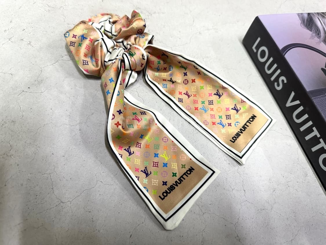 루이비통 진베이지&멀티컬러 리본 헤어슈슈 상품이미지1