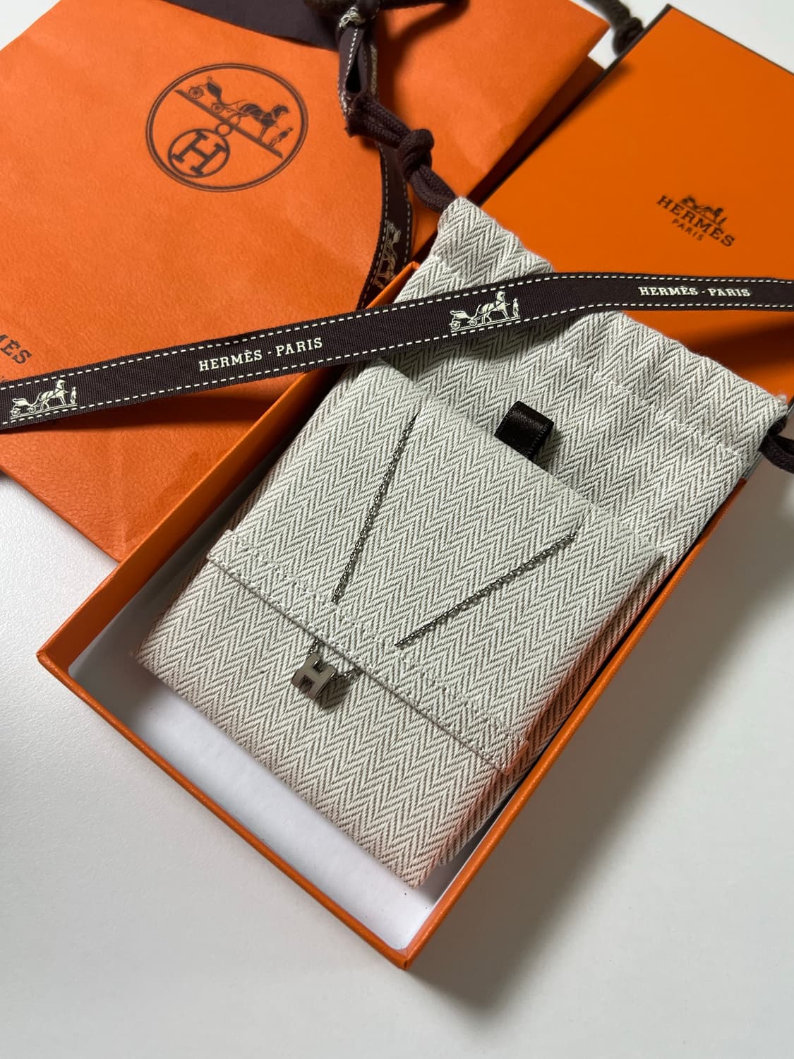 [정품] 에르메스 팝아슈 미니 펜던트 팔라듐 하드웨어 & 마롱 글라세 상품이미지1