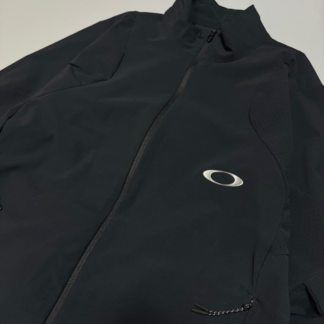 오클리(OAKLEY) 블랙 양면 서클로고 플랙스 하이넥 트레이닝 집업 상품이미지4