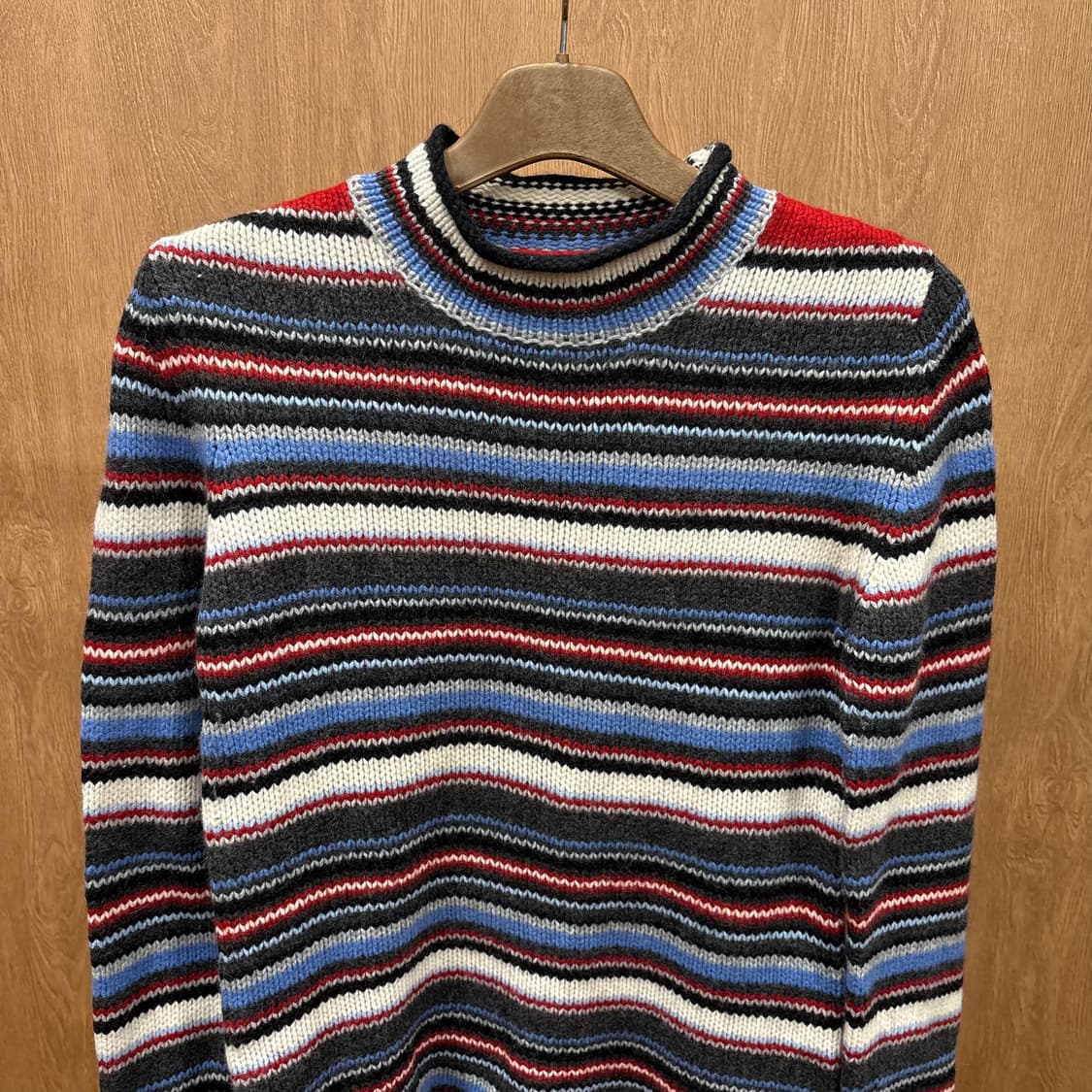 버버리 블랙 라벨 하프넥 니트 멀티 스트라이프 패턴 디테일 블루 레드 상품이미지4