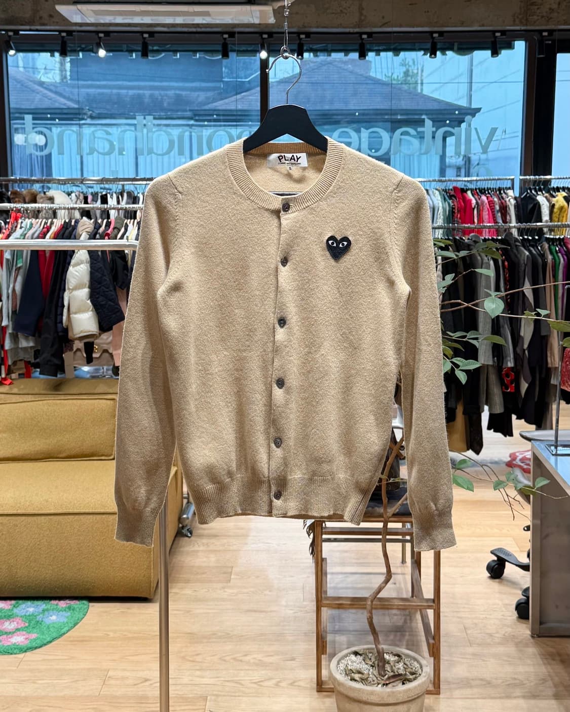 꼼데가르송 플레이 베이지 블랙 하트와펜 가디건  상품이미지1