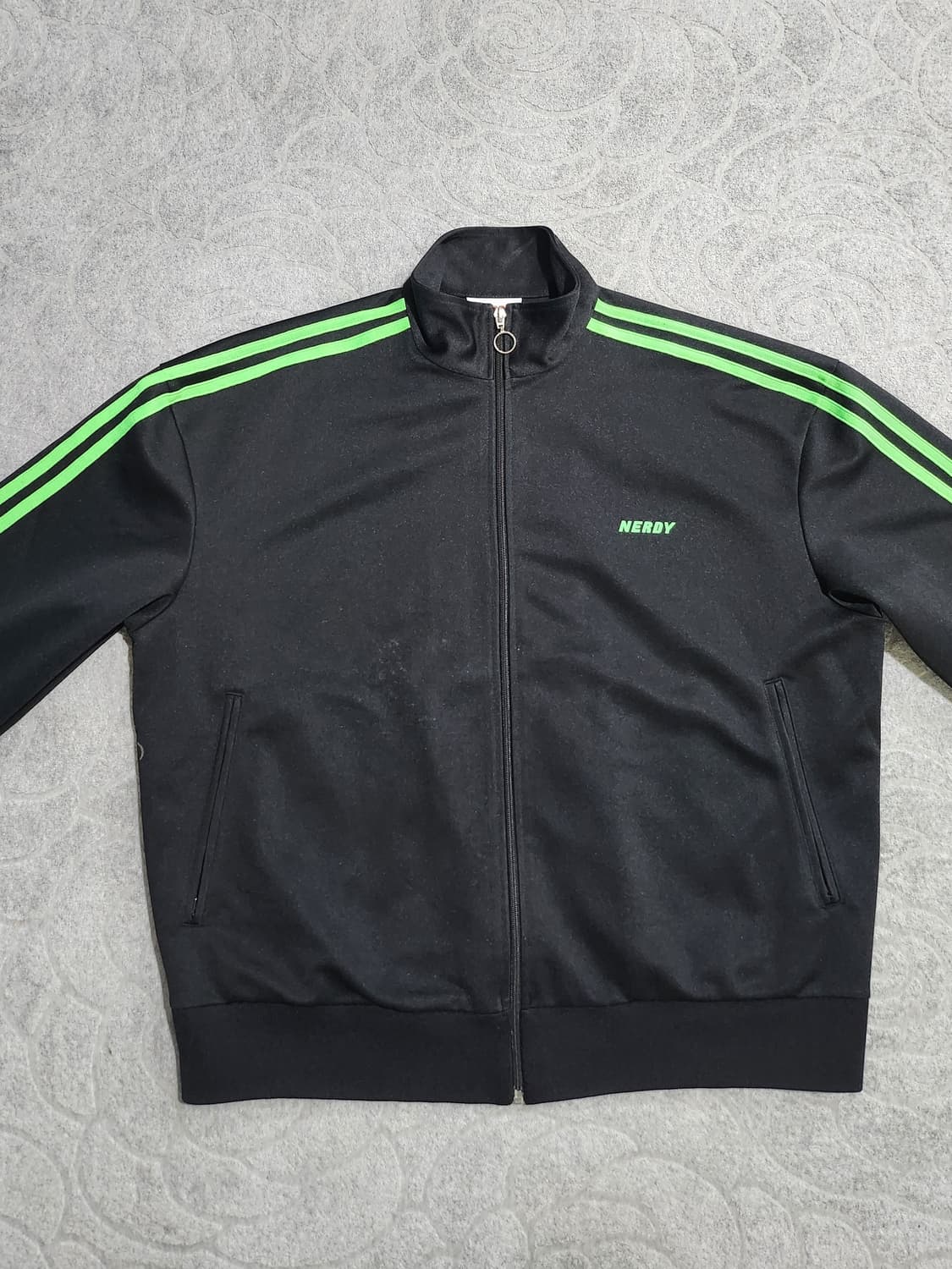 널디(NERDY) 블랙 & 그린 라인 트랙탑 상품이미지1