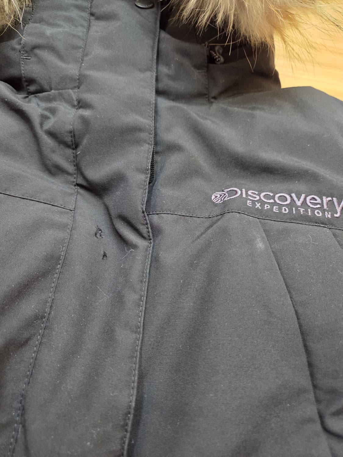 디스커버리 익스페디션 롱패딩 블랙 색상 95사이즈입니다. 풍성한 퍼가 달 상품이미지2