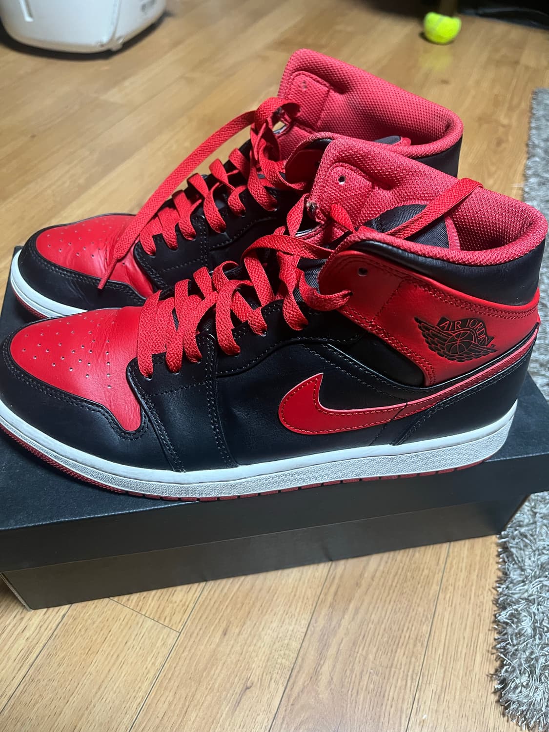 조던1 미드 블랙파이어레드 285 상품이미지1