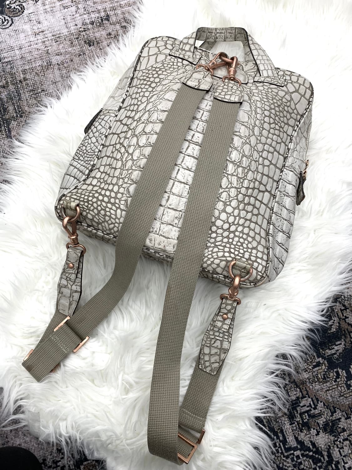 Croc pattern leather back-pack   상품이미지3