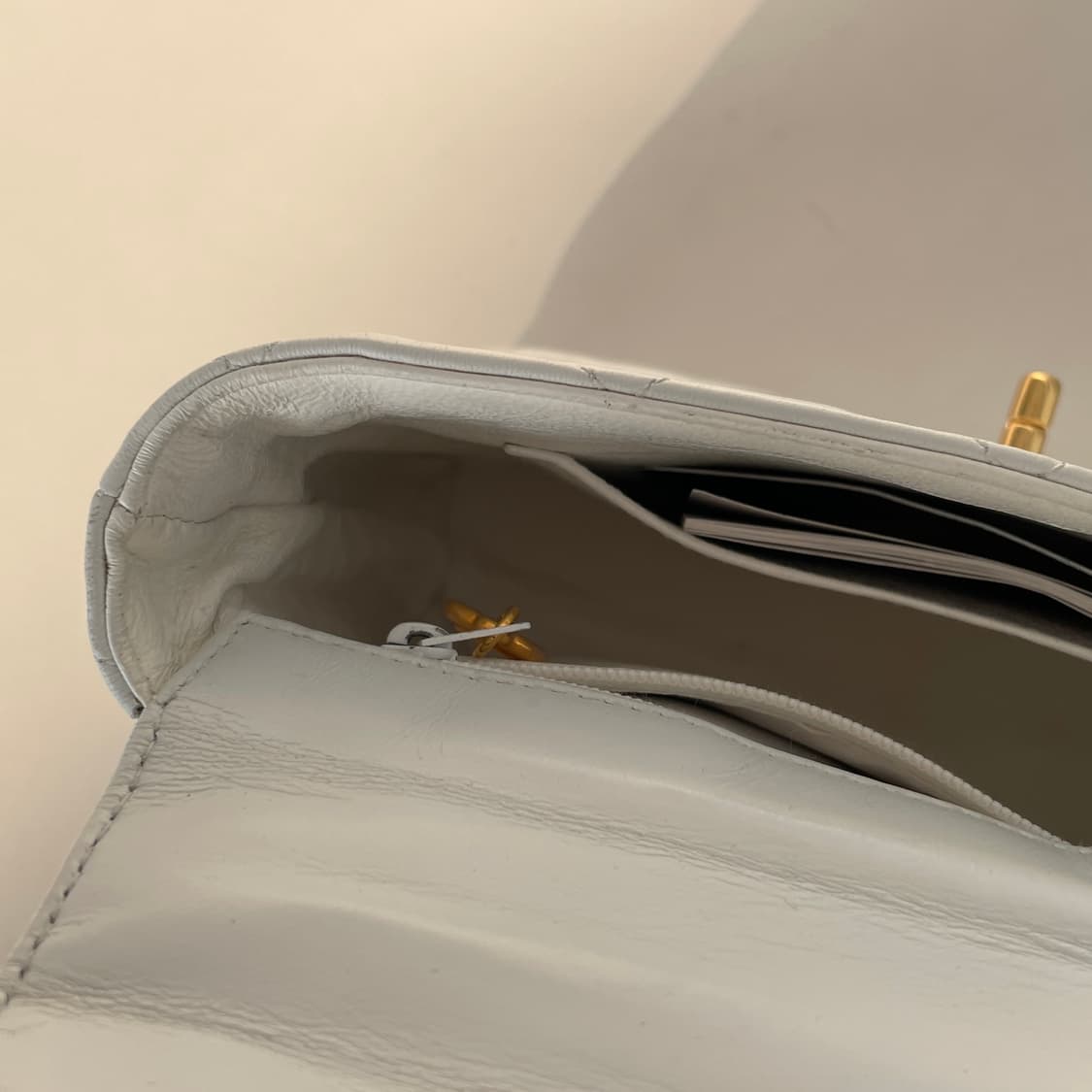샤넬 화이트 퀼팅 볼드 레더 스트랩 코코 마크 숄더백 상품이미지9
