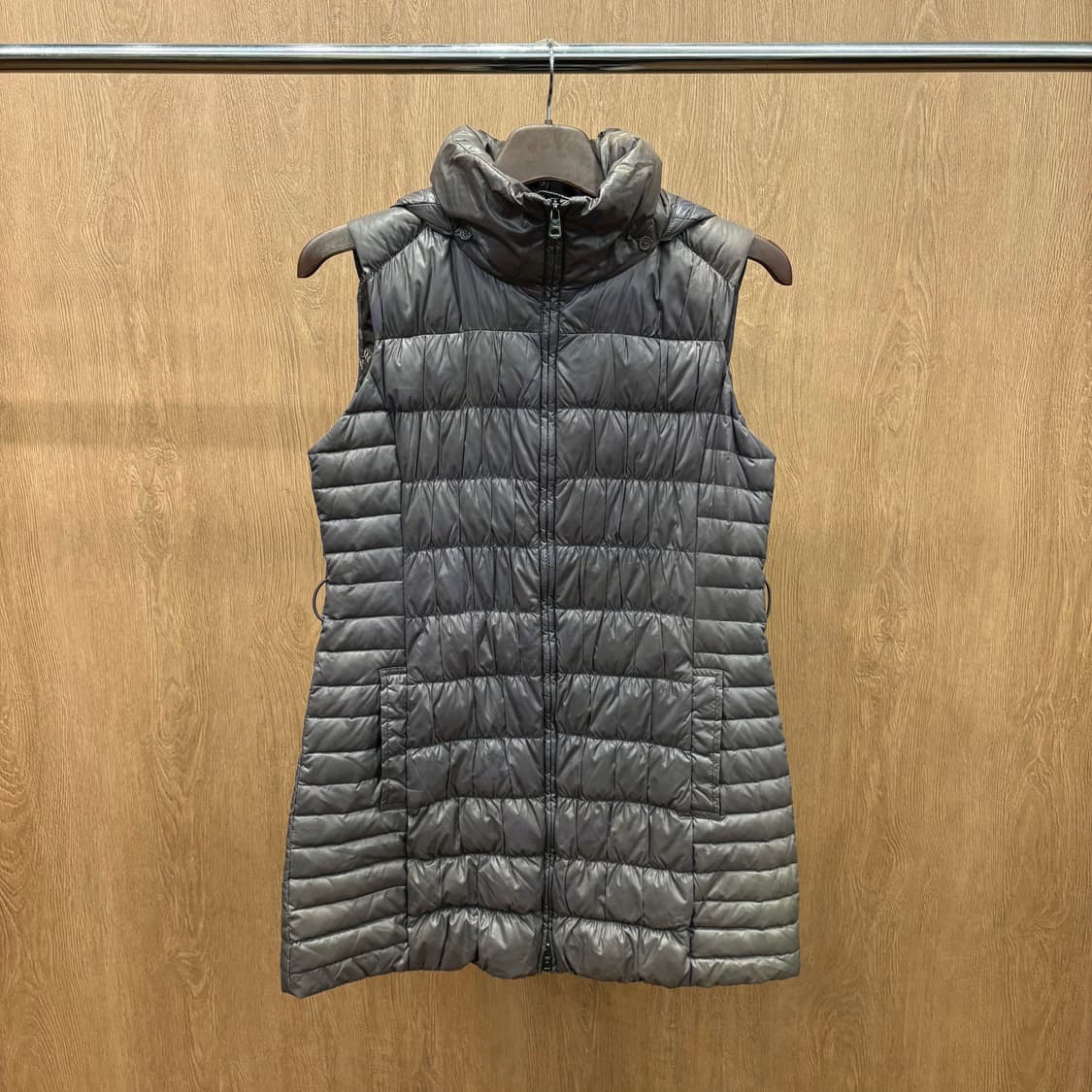 막스마라 위켄드 롱 다운 베스트 후드 탈부착 사이드 포켓 디테일 그레이 상품이미지2