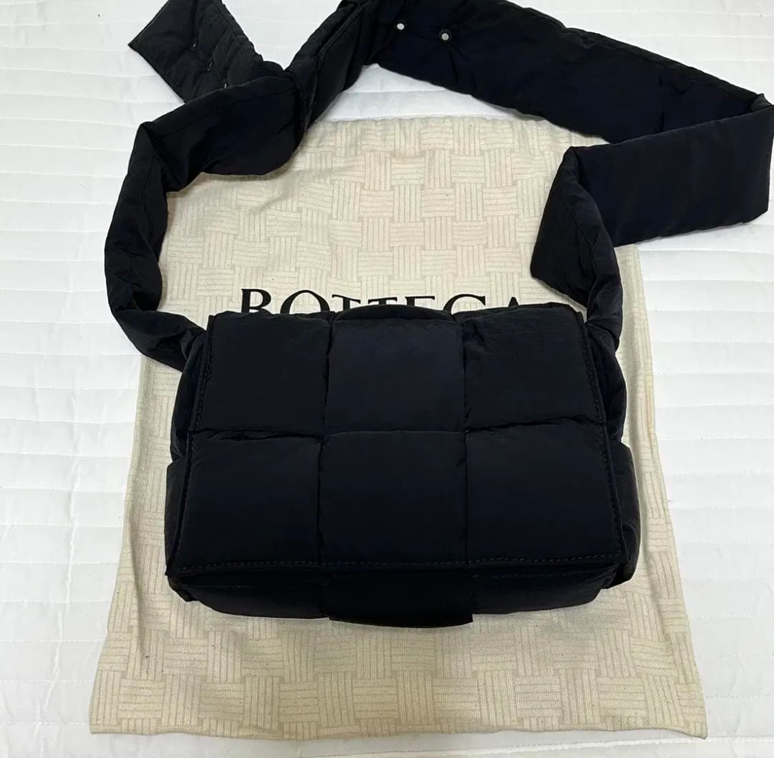 보테가베네타 패딩 카세트백 스몰 블랙 상품이미지1