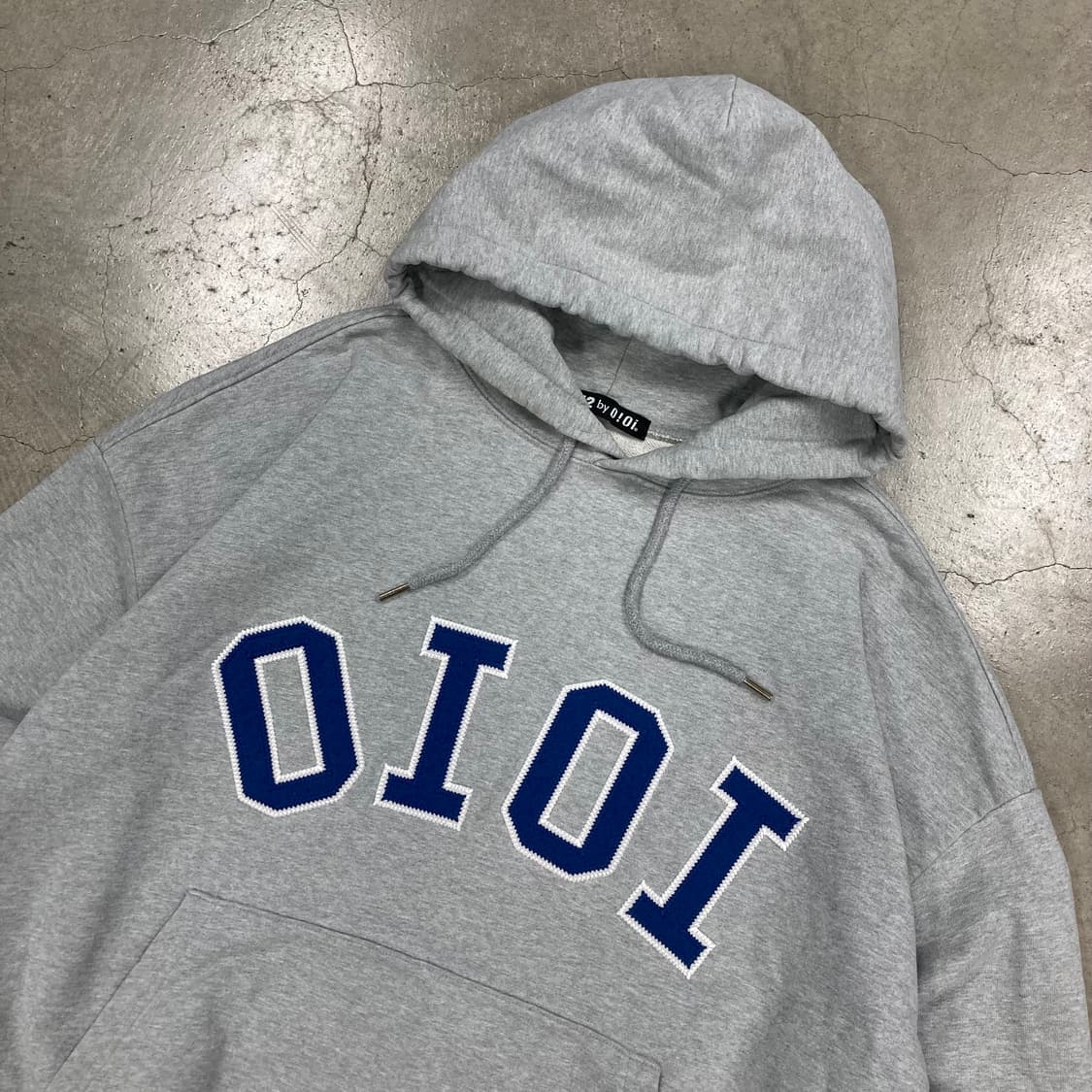 오아이오아이 그레이 컬러 스펠아웃 빅로고 후드티 상품이미지2