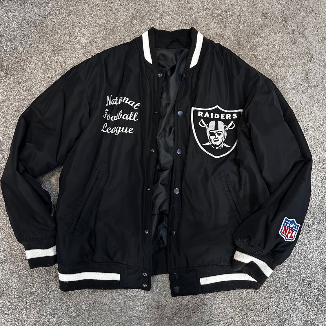 NFL x GU 오클랜드 레이더스 스타디움 바시티 자켓M-L 상품이미지1